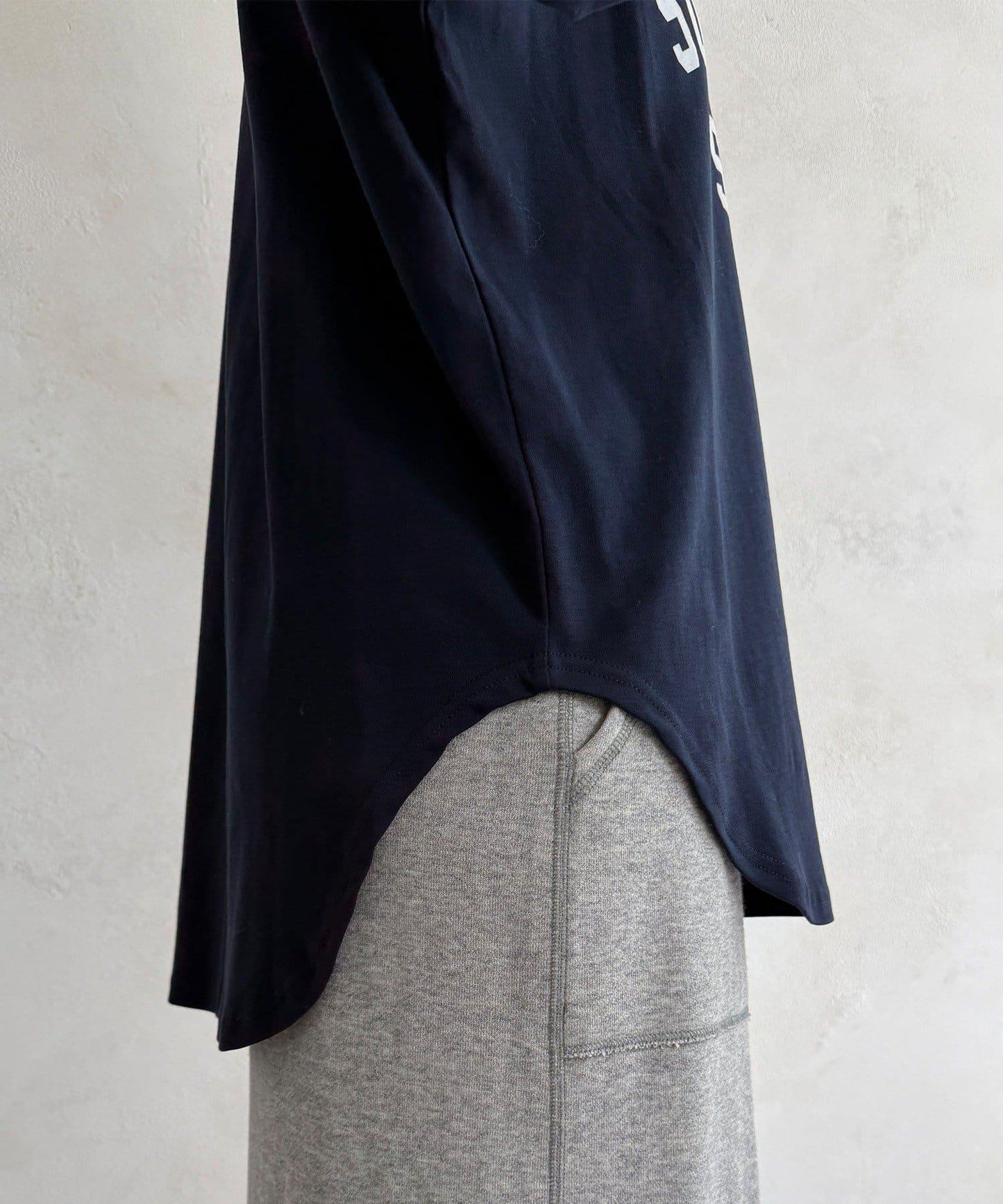 植絨字母疊穿上衣