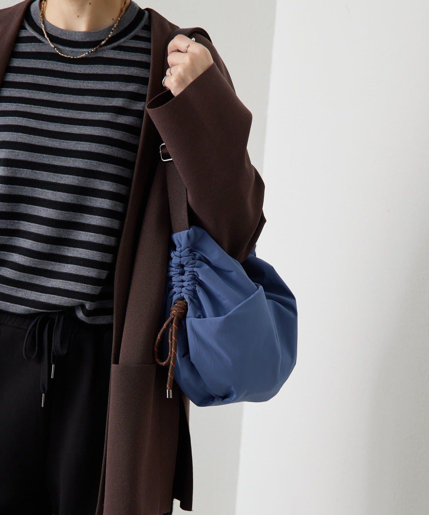 防潑水/超輕量300g抽繩單肩包