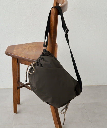 防潑水/超輕量300g抽繩單肩包