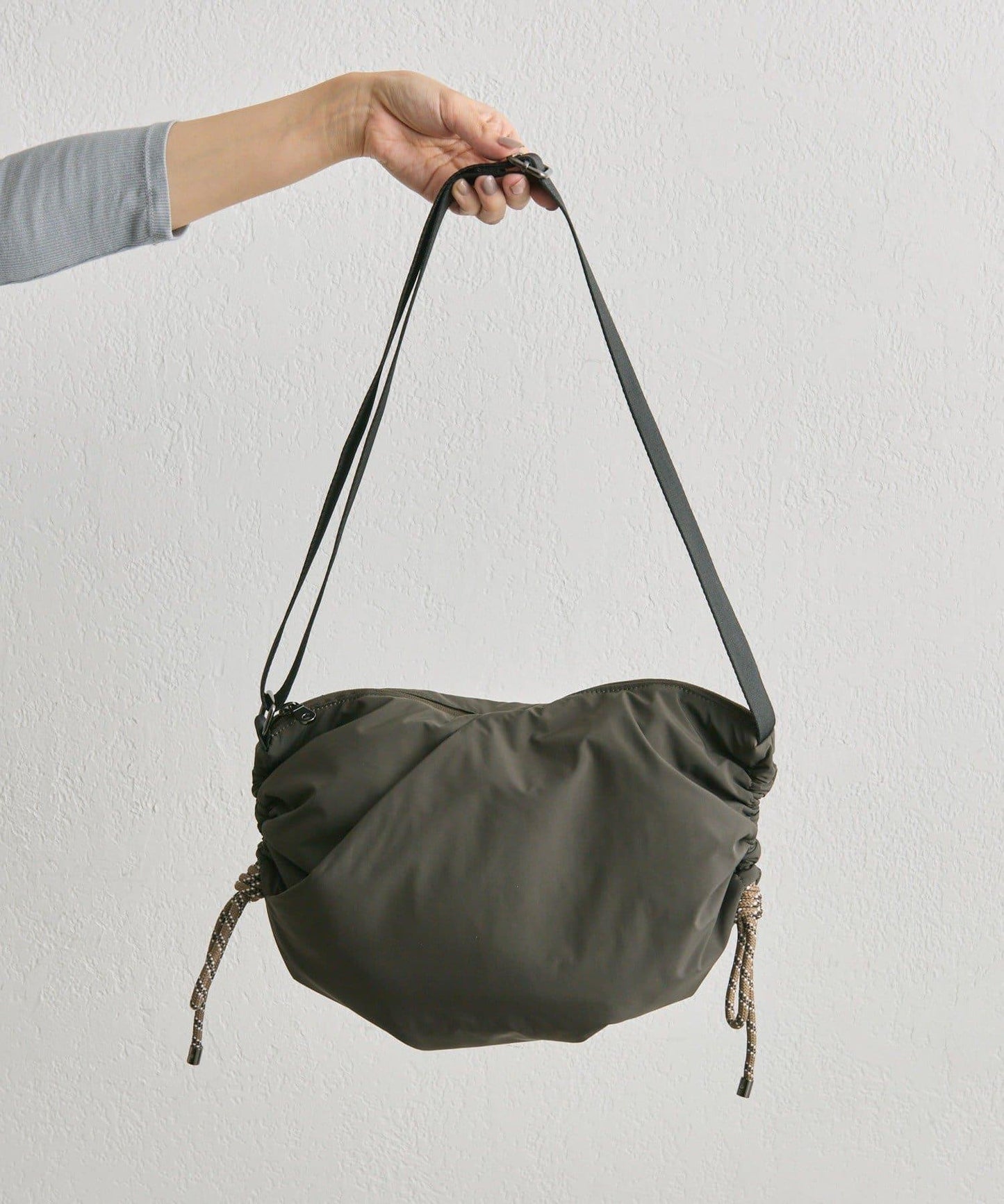 防潑水/超輕量300g抽繩單肩包