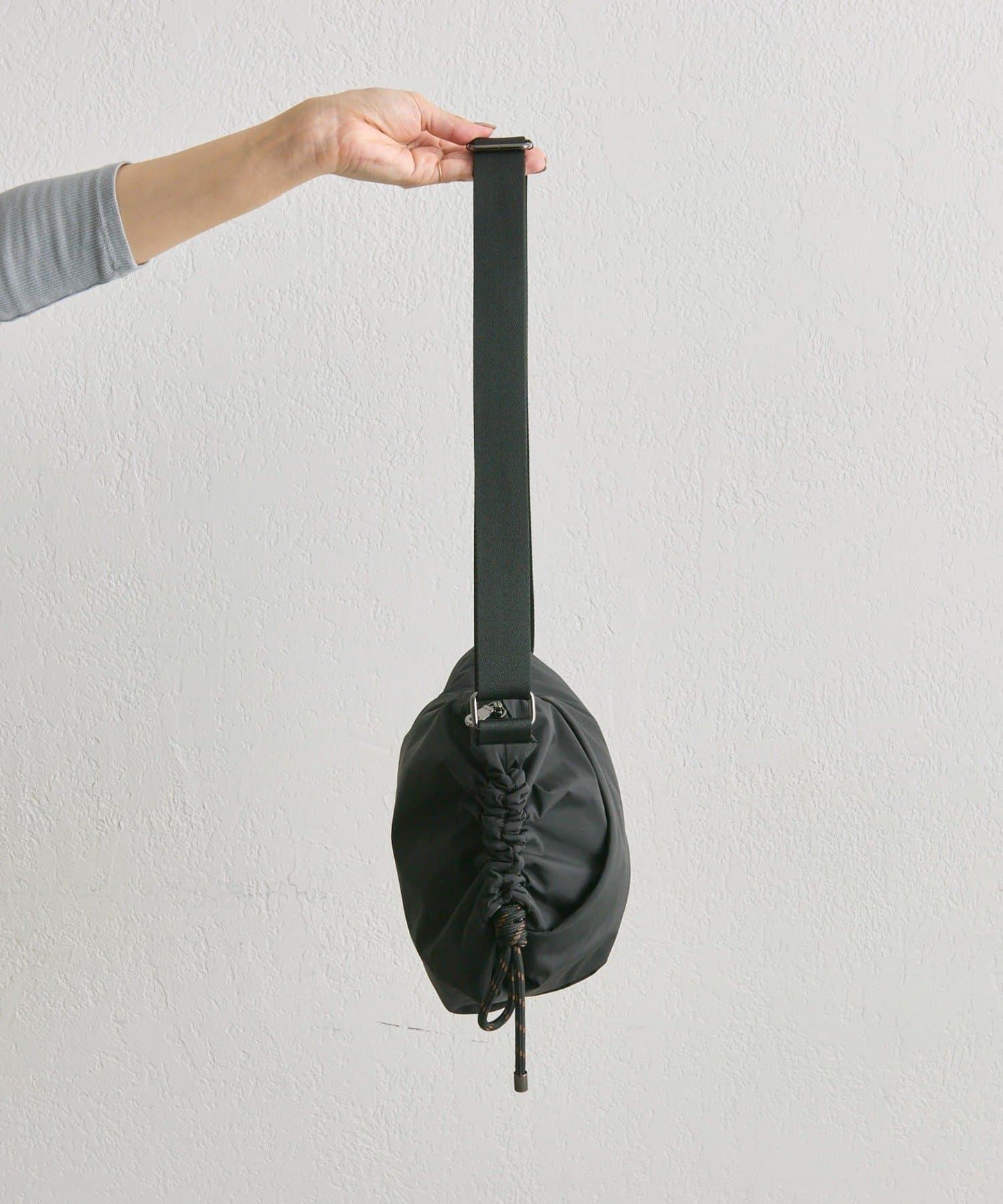 防潑水/超輕量300g抽繩單肩包