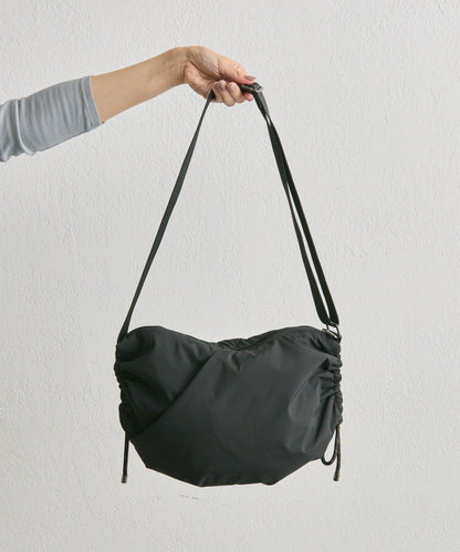 防潑水/超輕量300g抽繩單肩包