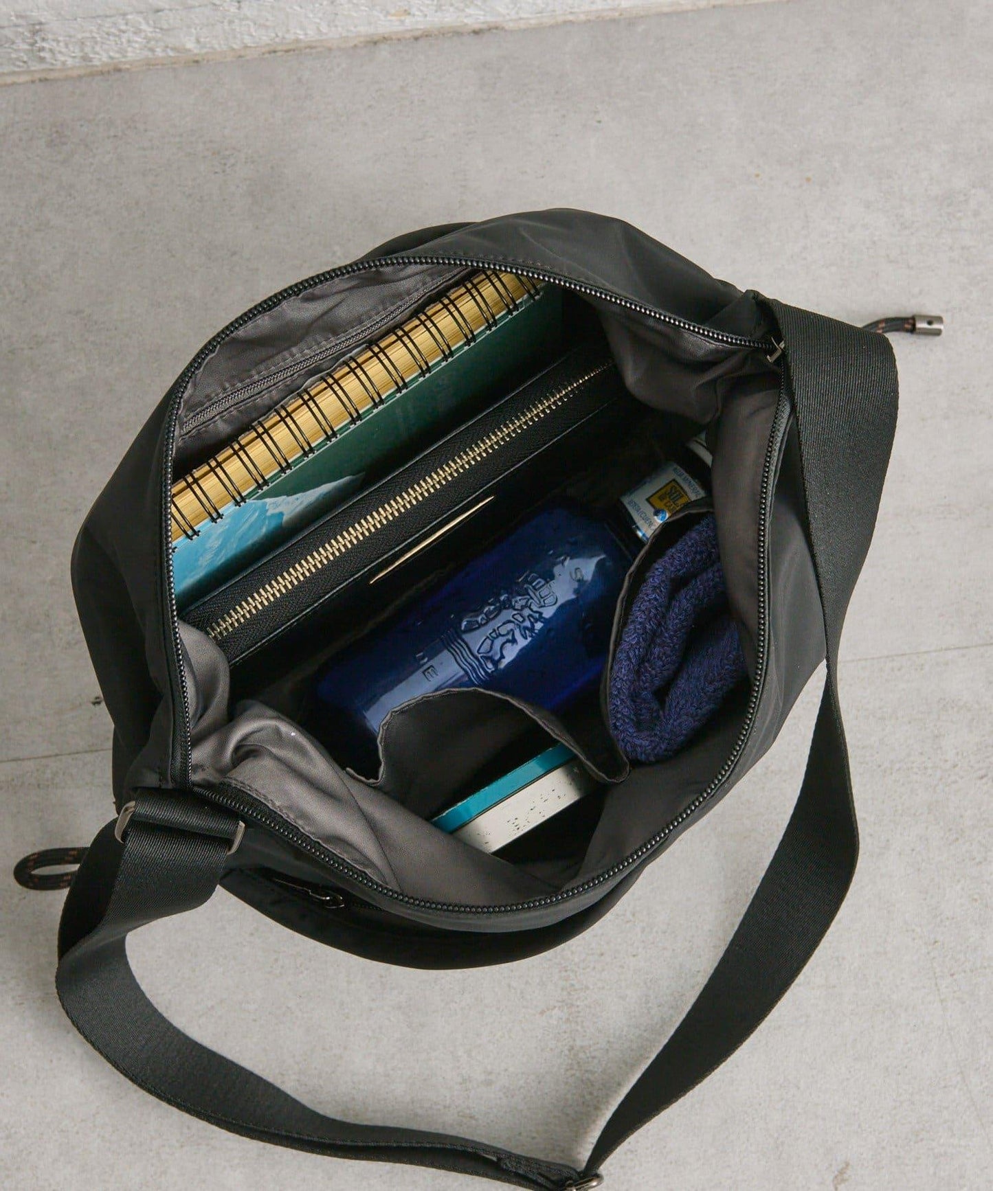 防潑水/超輕量300g抽繩單肩包