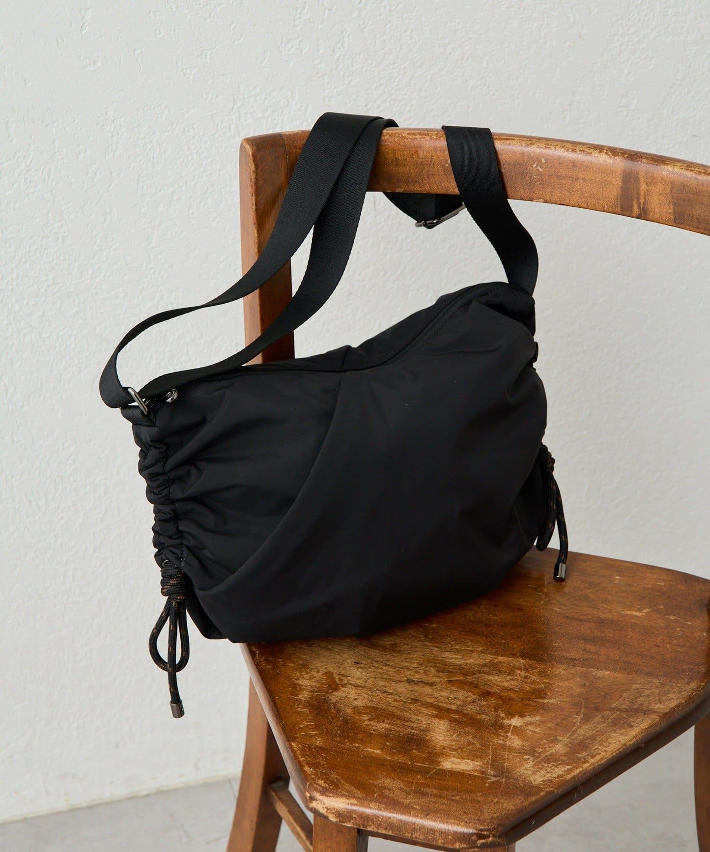 防潑水/超輕量300g抽繩單肩包