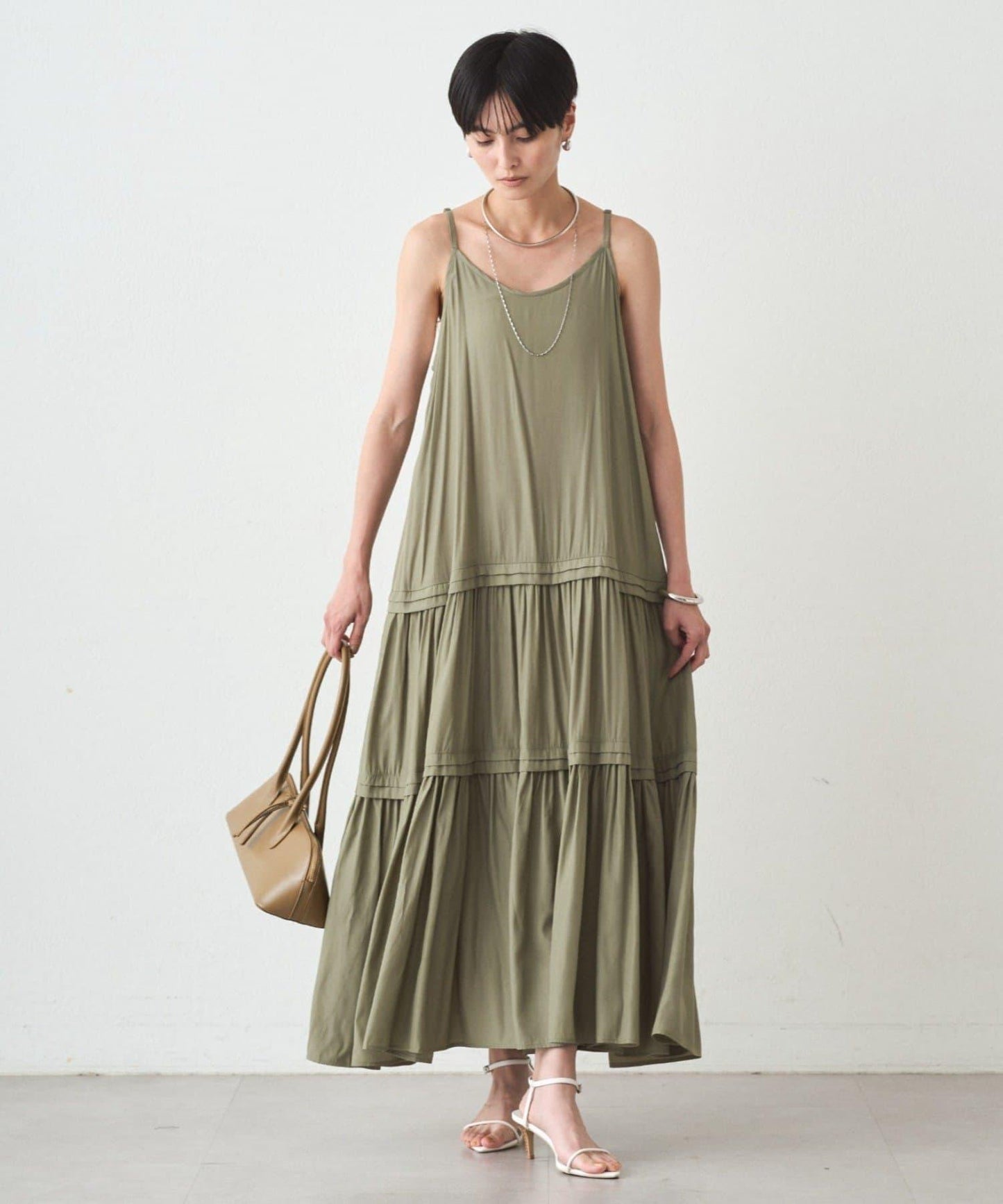 緞面多層吊帶連衣裙