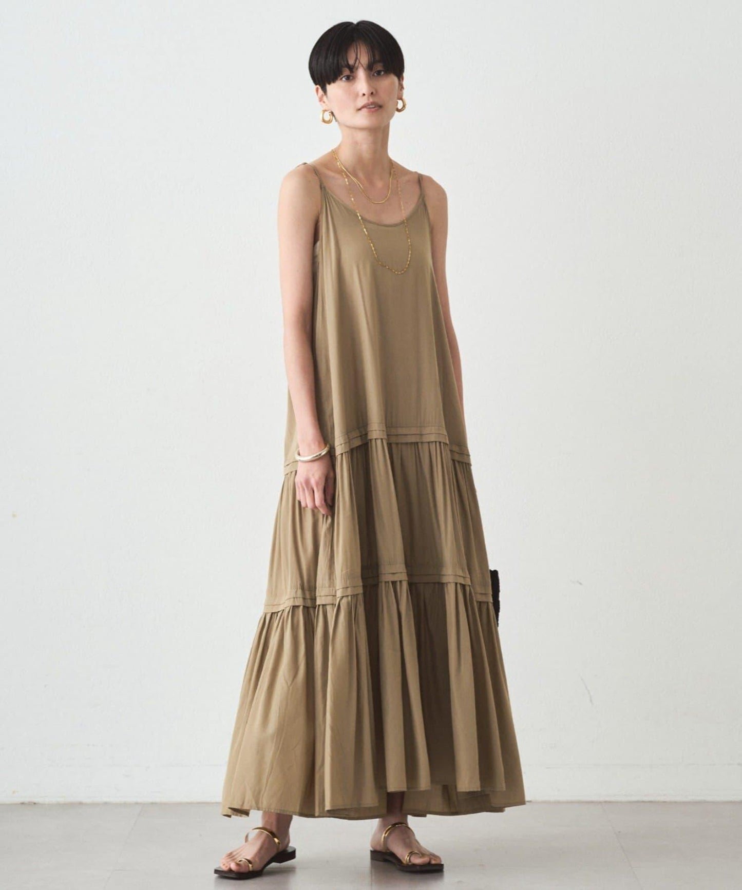 緞面多層吊帶連衣裙