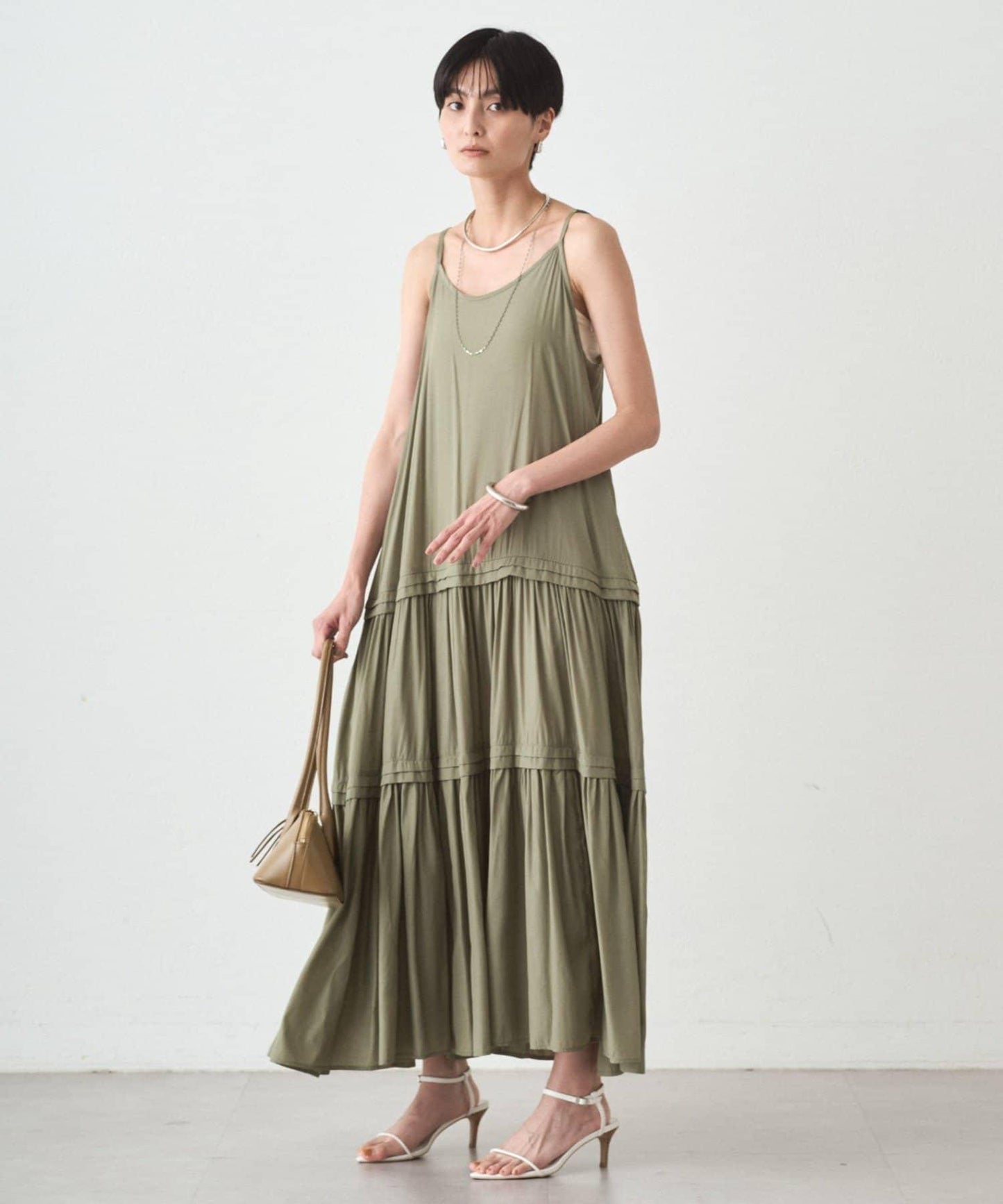 緞面多層吊帶連衣裙