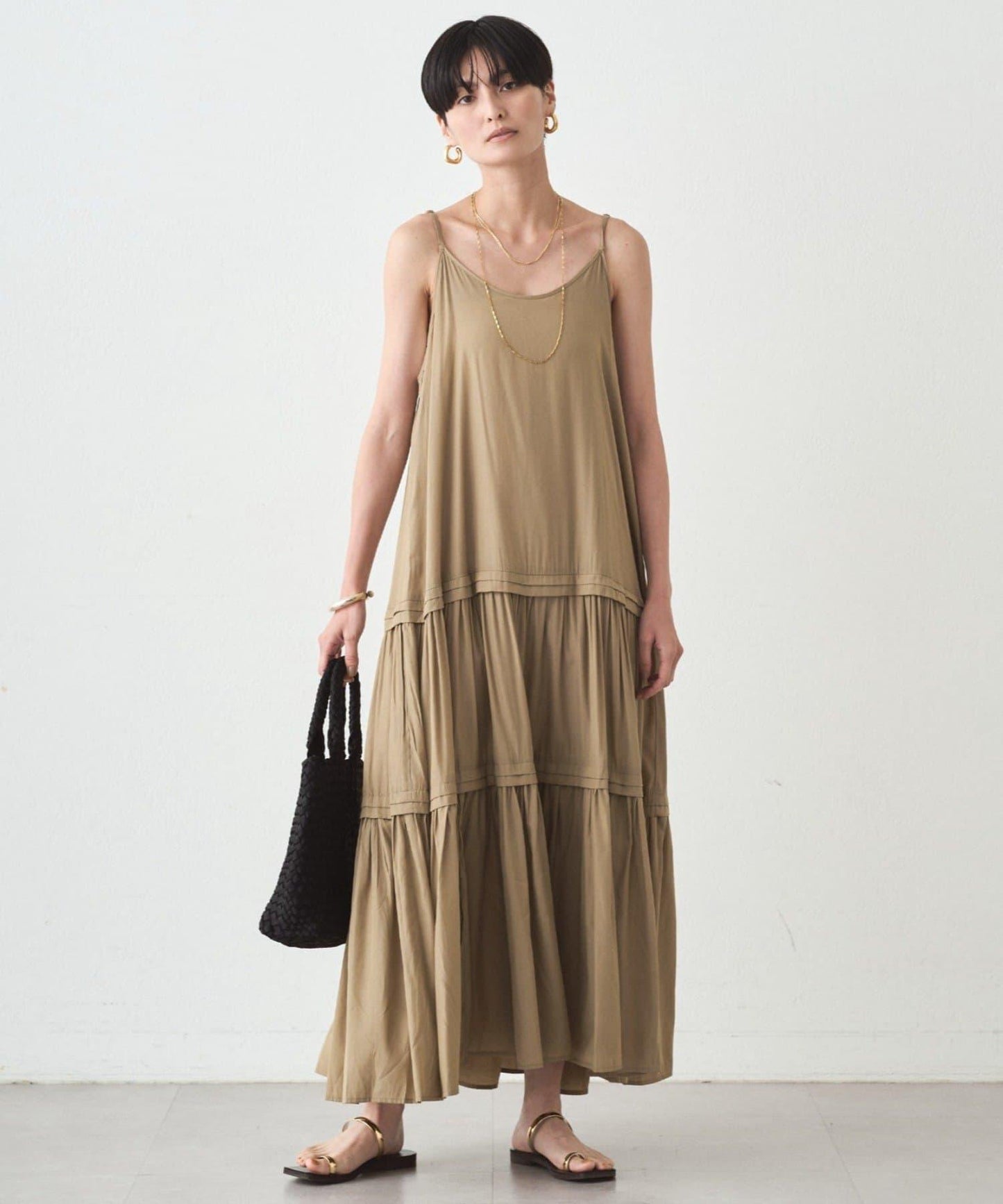 緞面多層吊帶連衣裙