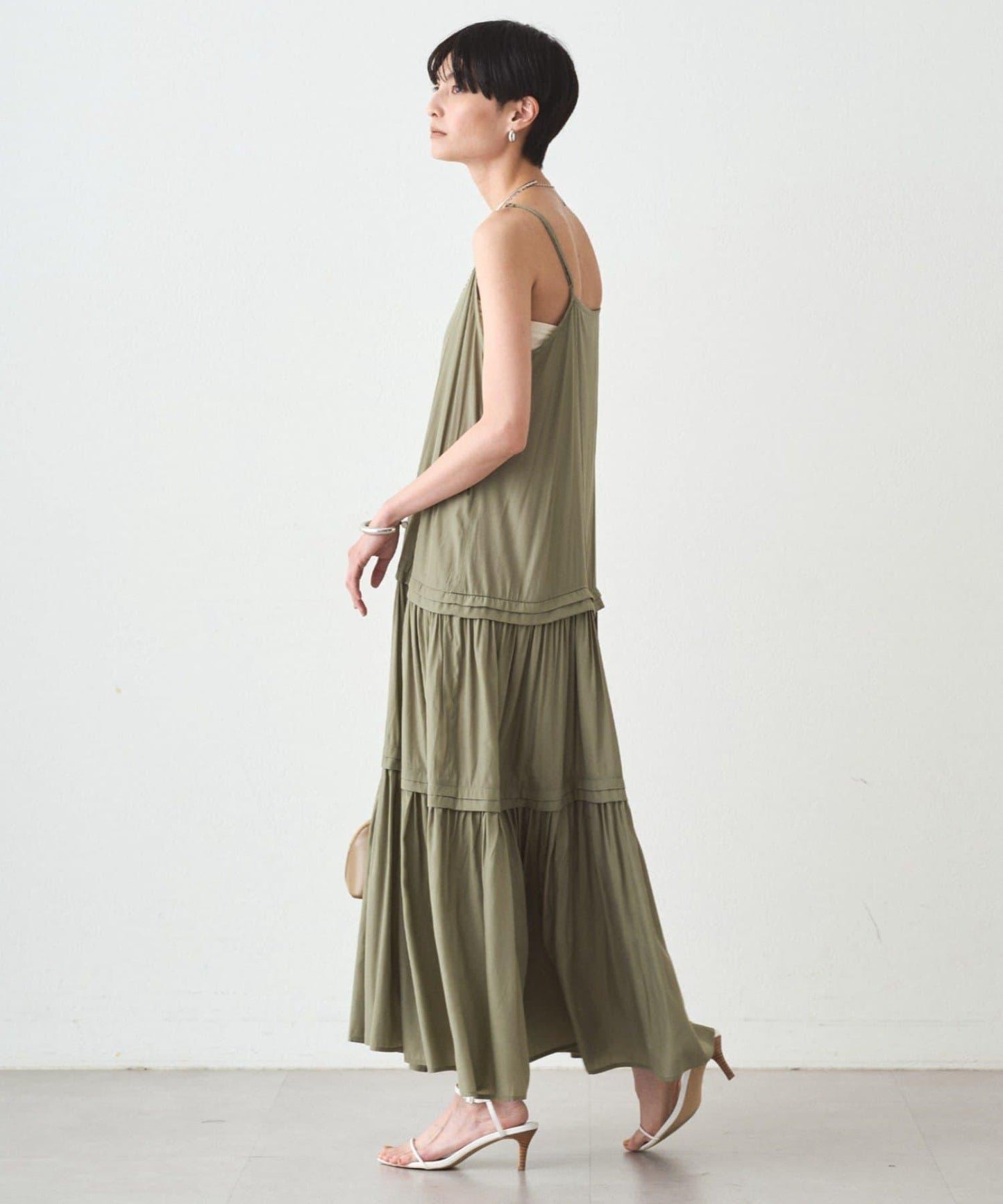 緞面多層吊帶連衣裙