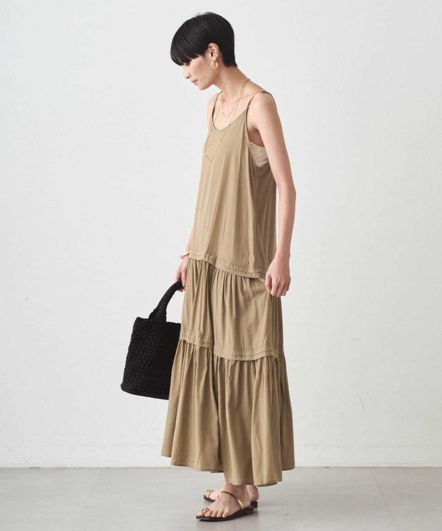 緞面多層吊帶連衣裙