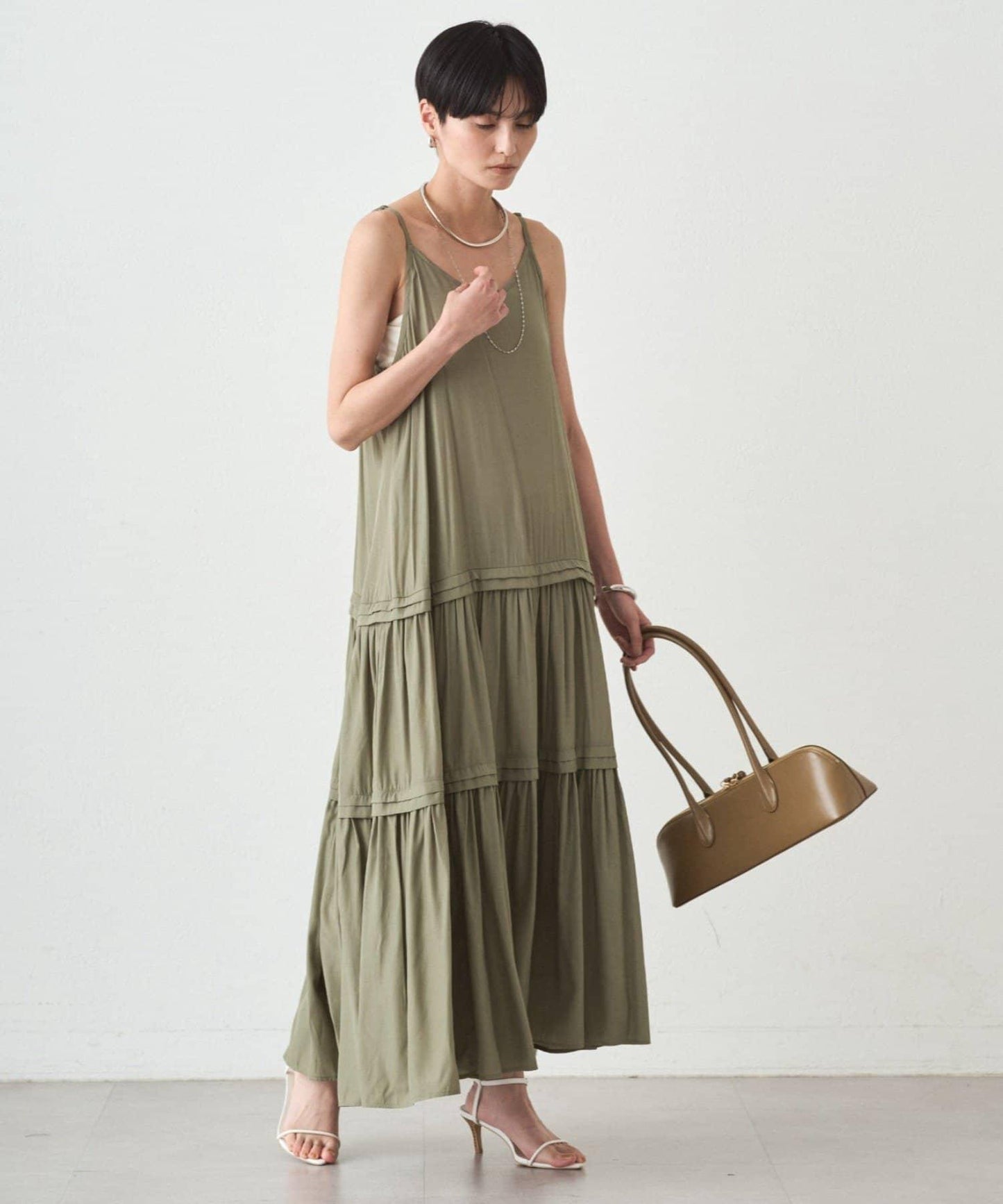 緞面多層吊帶連衣裙