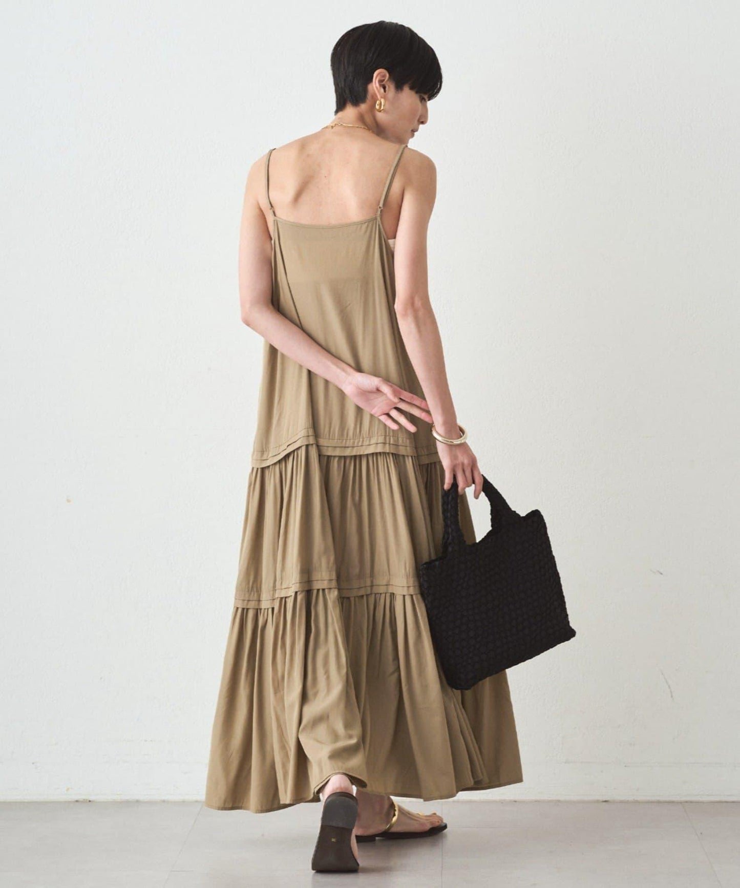 緞面多層吊帶連衣裙