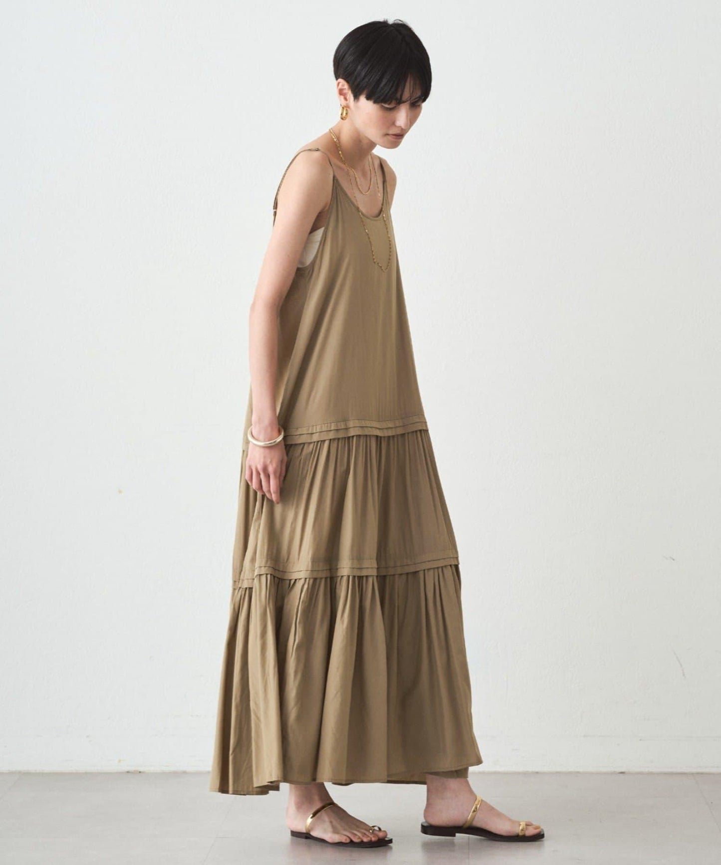 緞面多層吊帶連衣裙