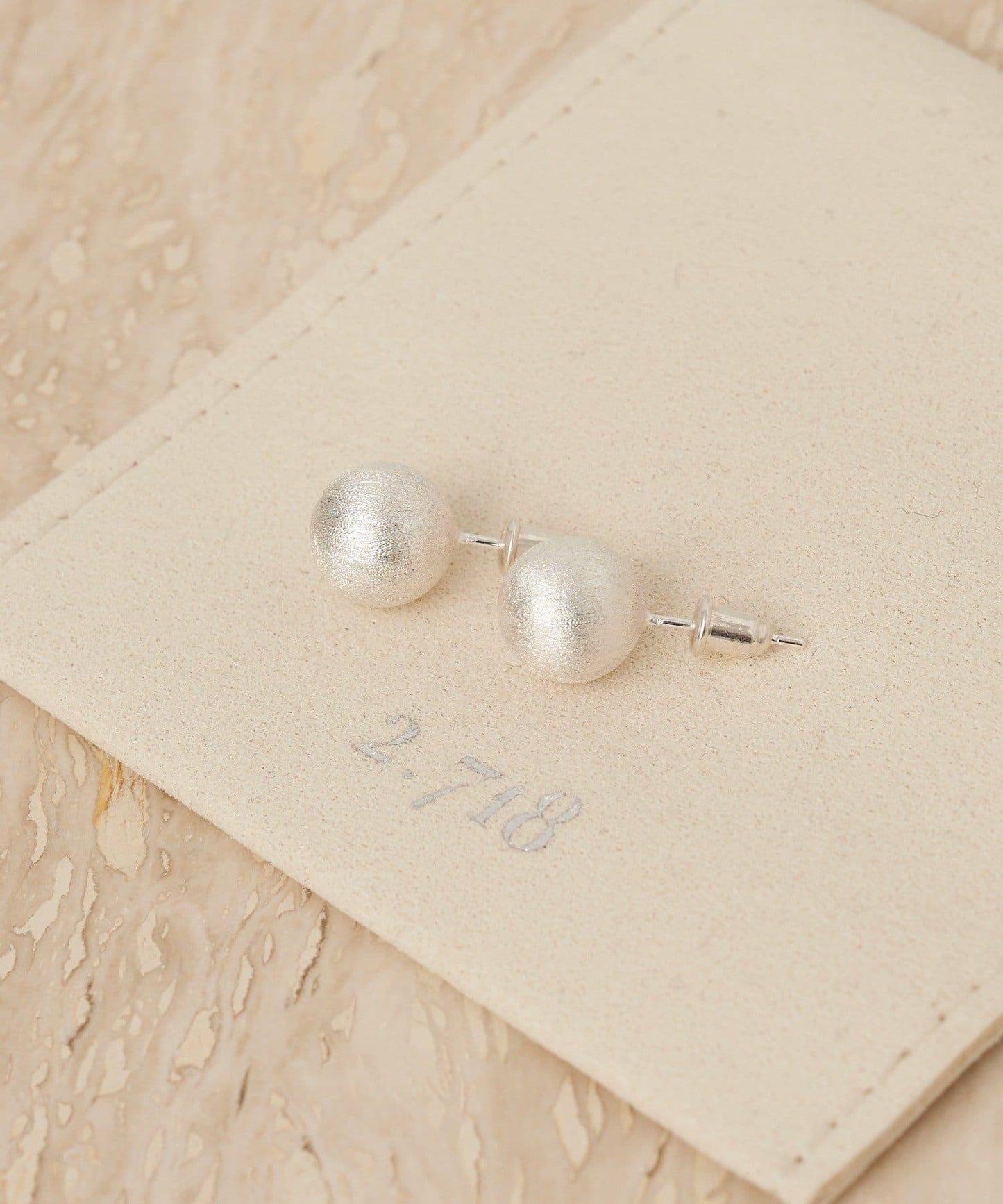 金屬圓球鉚釘耳環