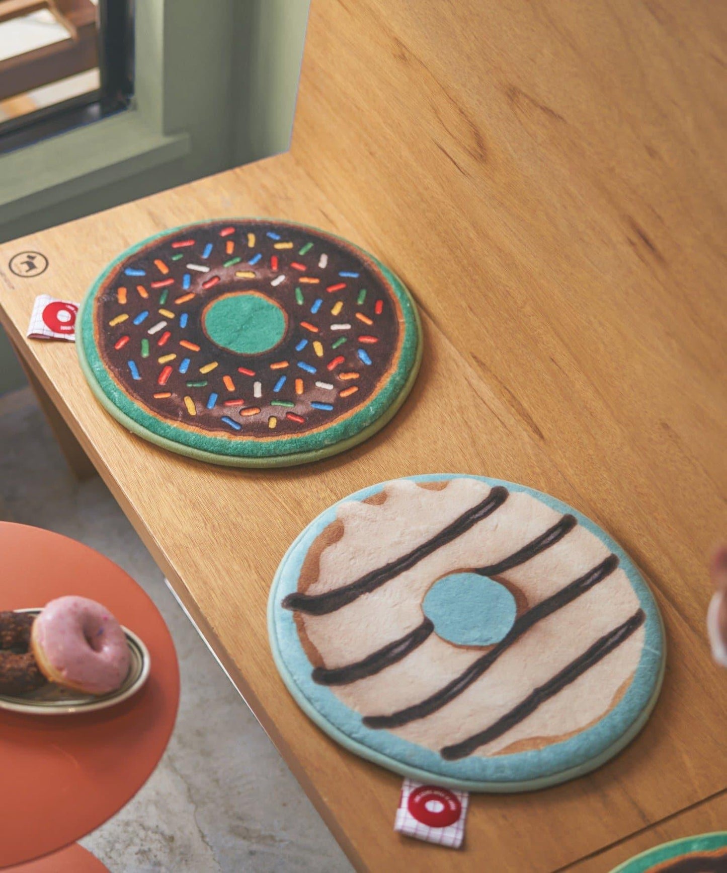B-DAY DONUTS 椅墊