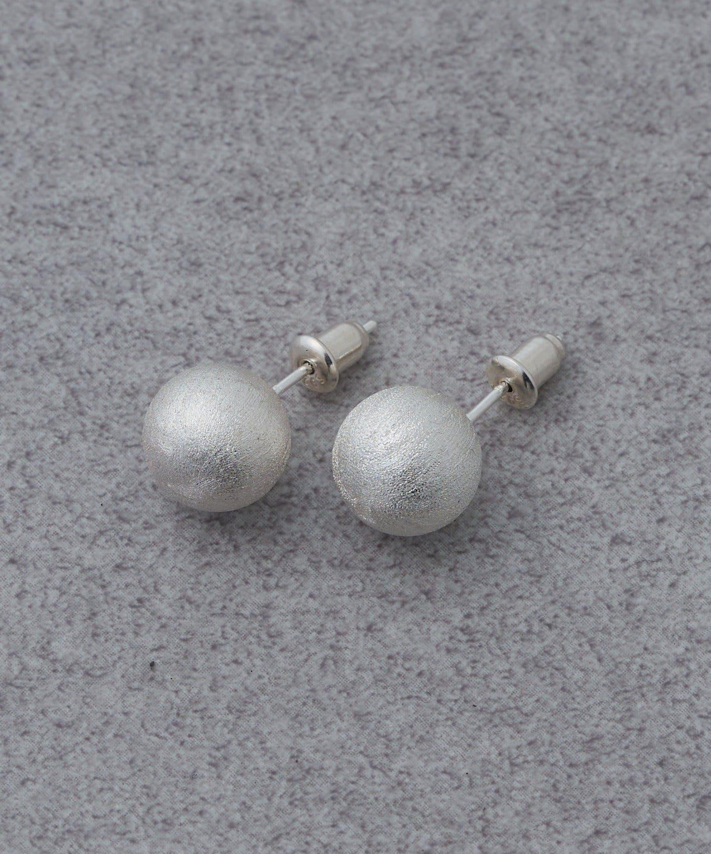 金屬圓球鉚釘耳環