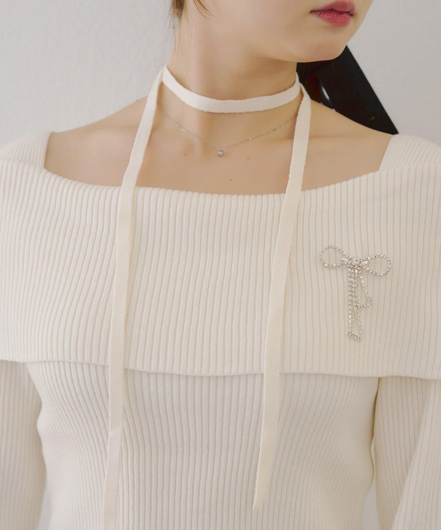 【RMAF】一字肩配胸針針織衫