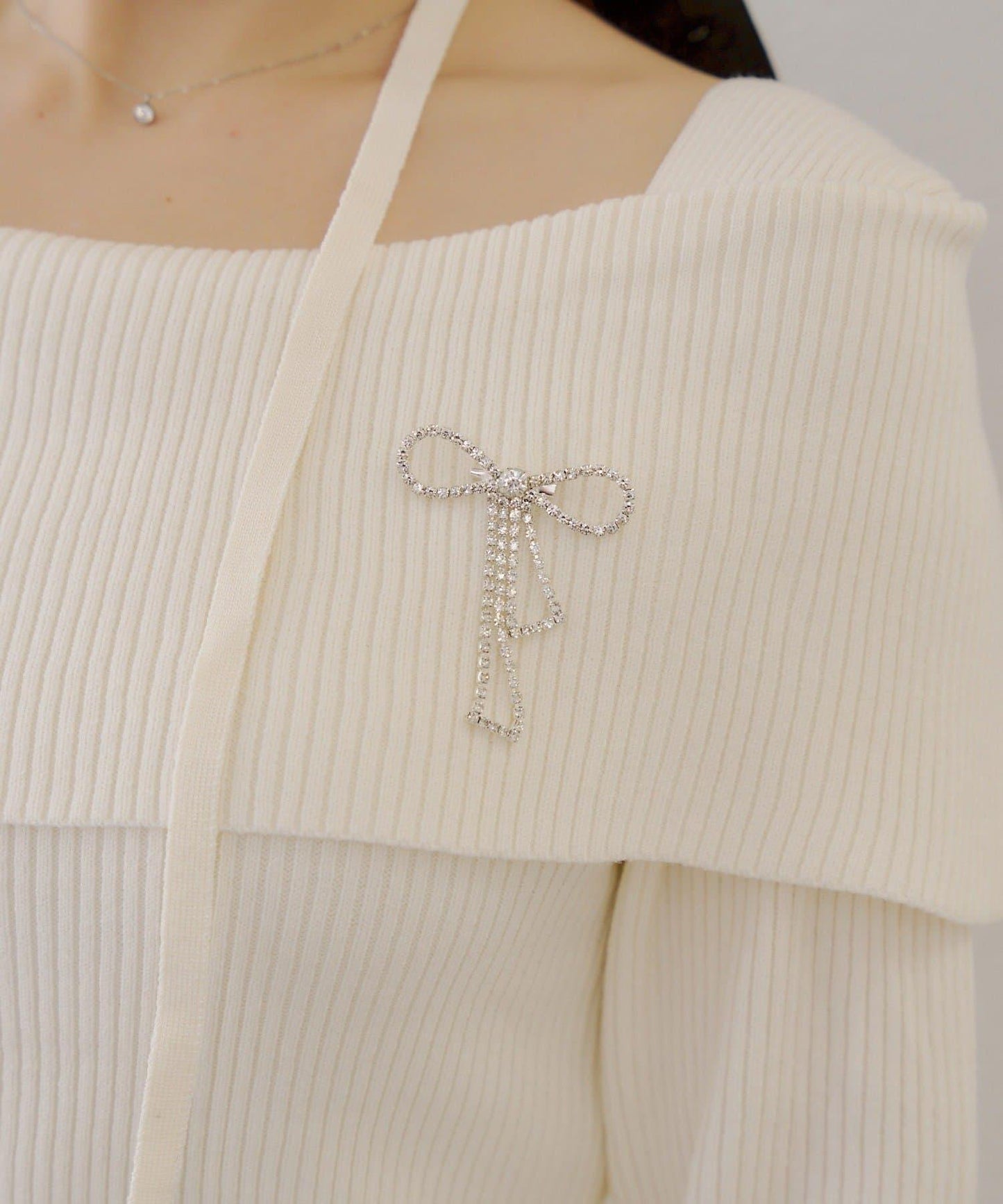 【RMAF】一字肩配胸針針織衫