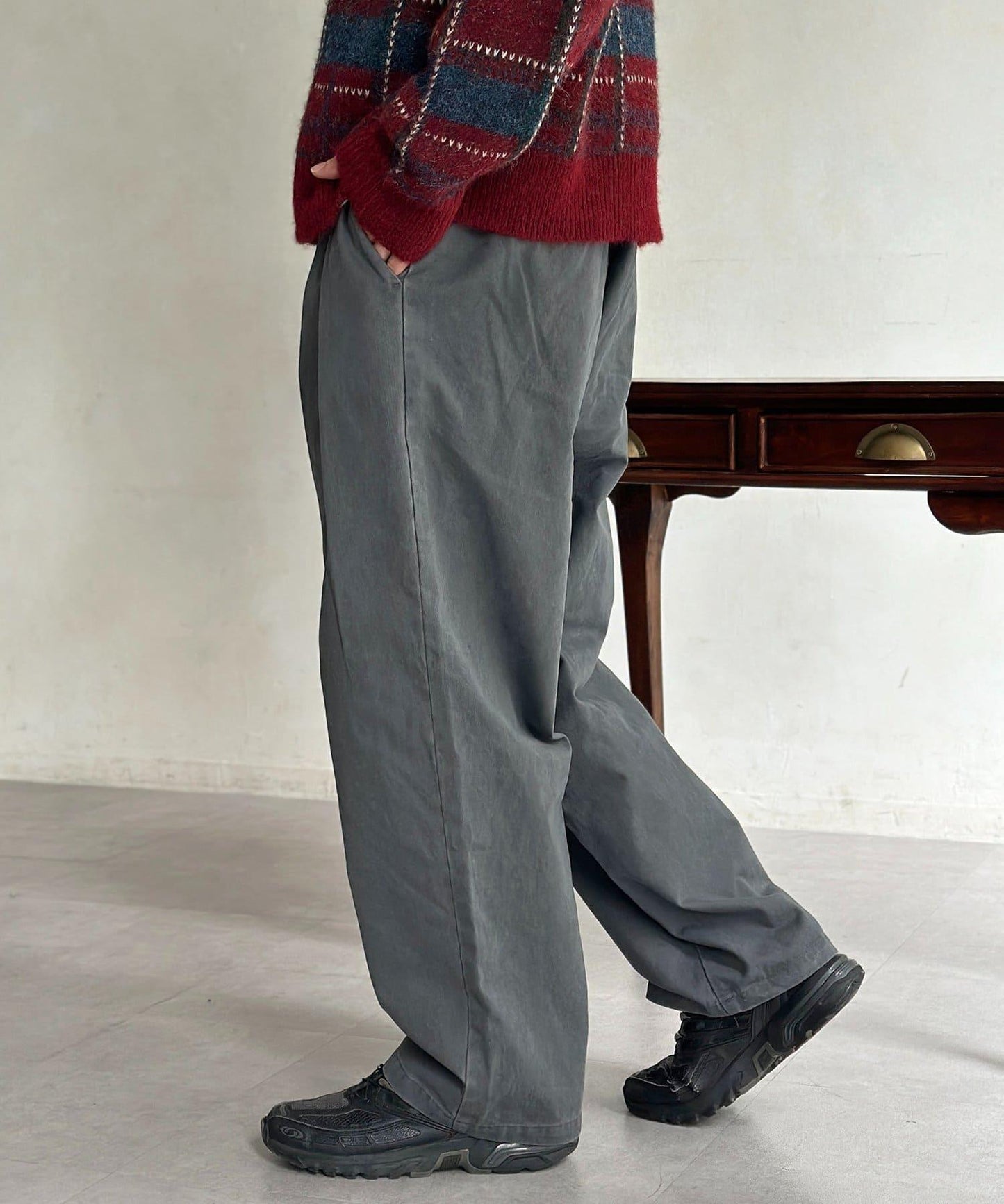 色素染斜紋寬鬆褶皺長褲