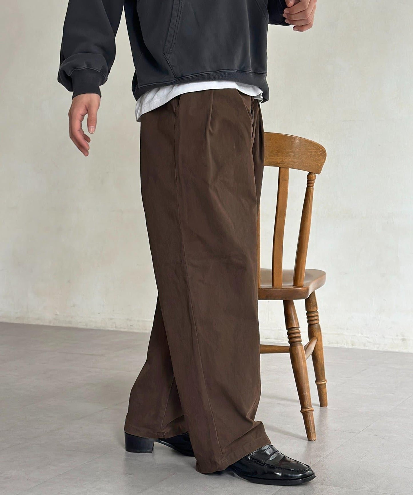 色素染斜紋寬鬆褶皺長褲