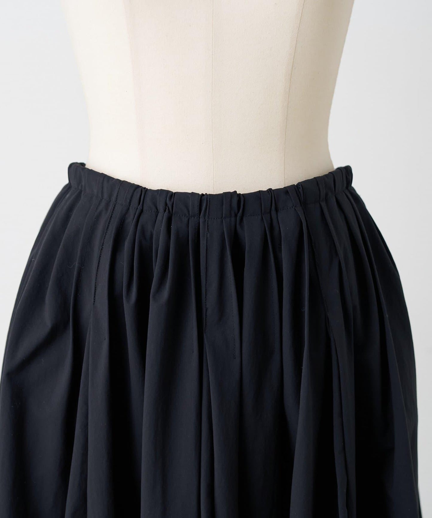 《近日開始》褶皺傘裙