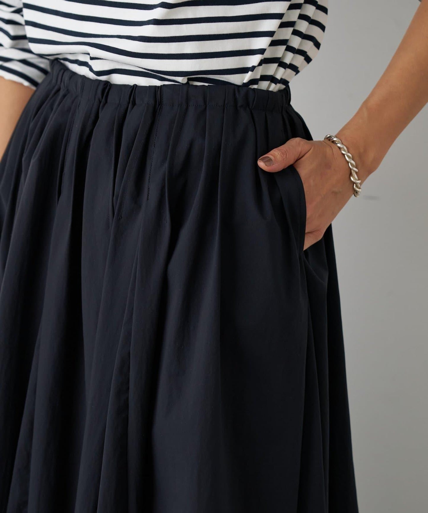 《近日開始》褶皺傘裙