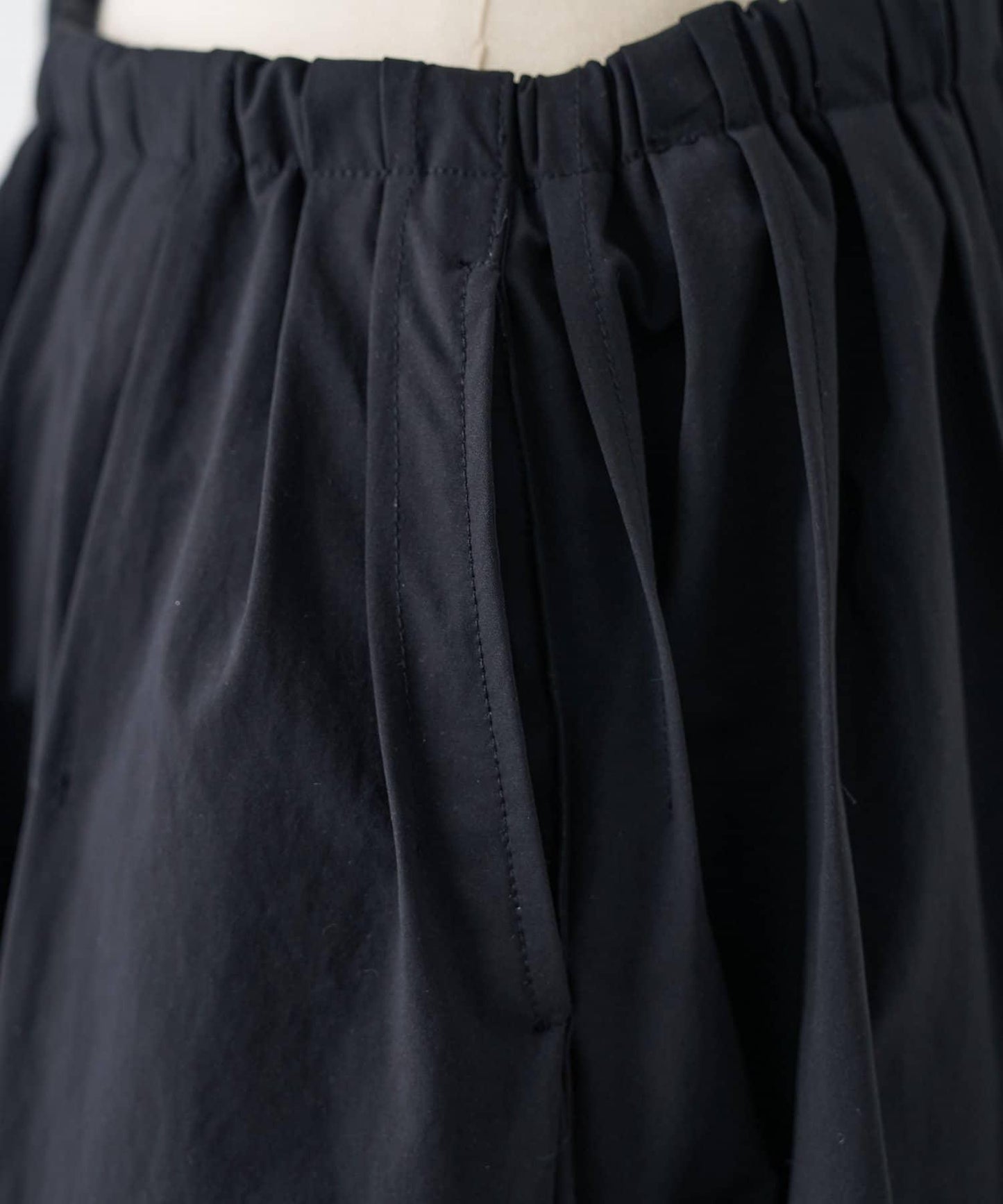 《近日開始》褶皺傘裙