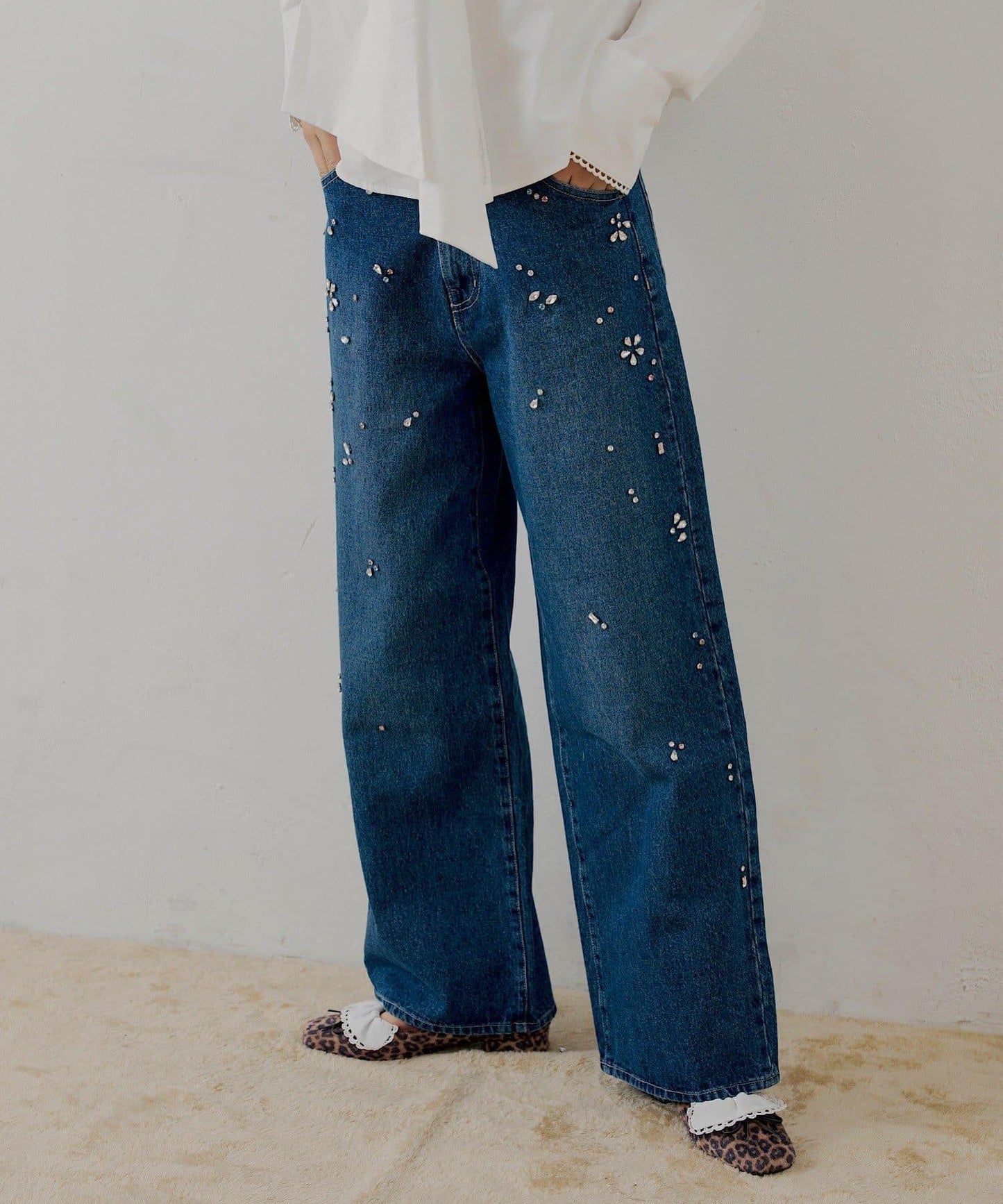 【SALON by Chico】花朵水鑽裝飾直筒牛仔褲