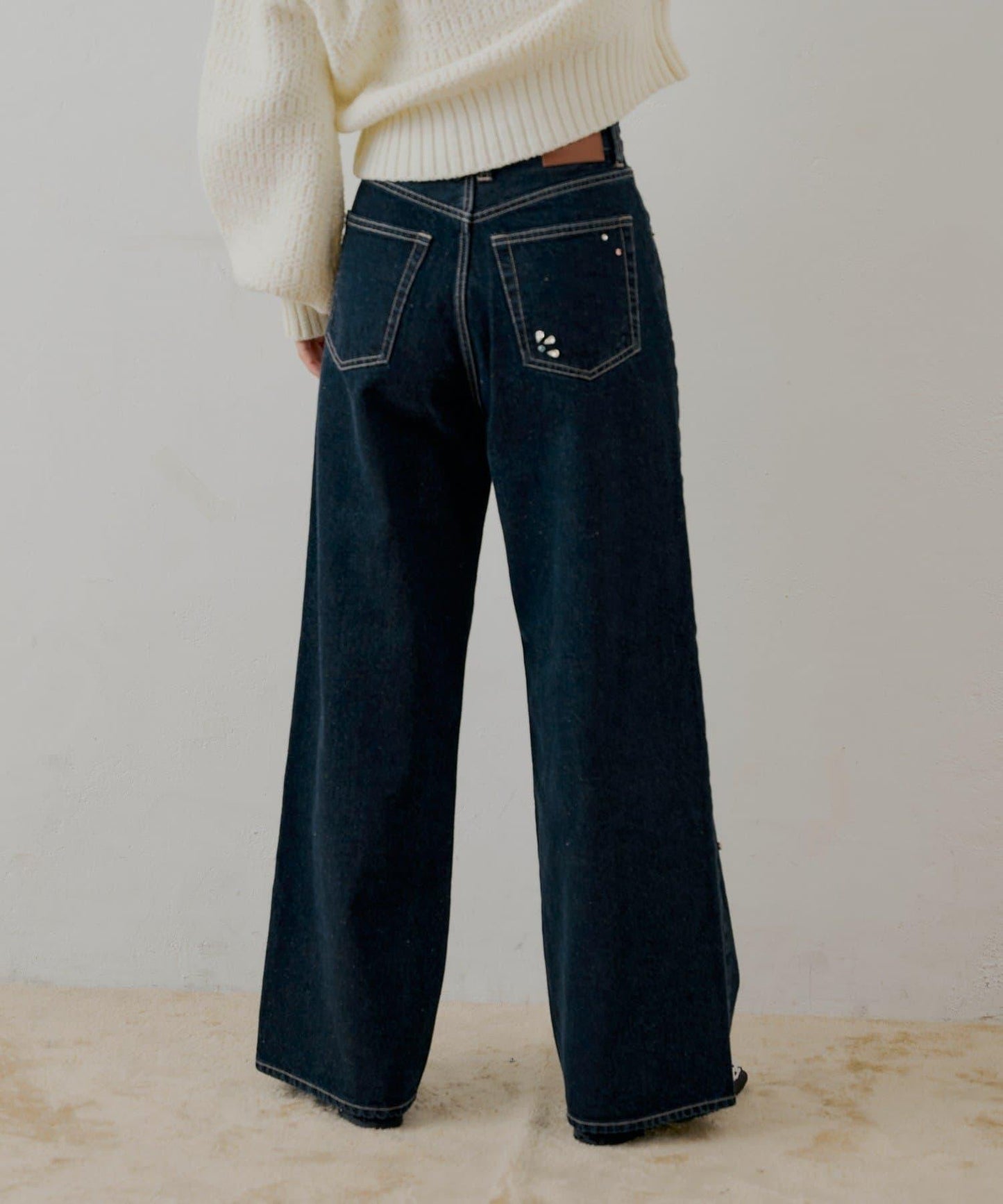 【SALON by Chico】花朵水鑽裝飾直筒牛仔褲