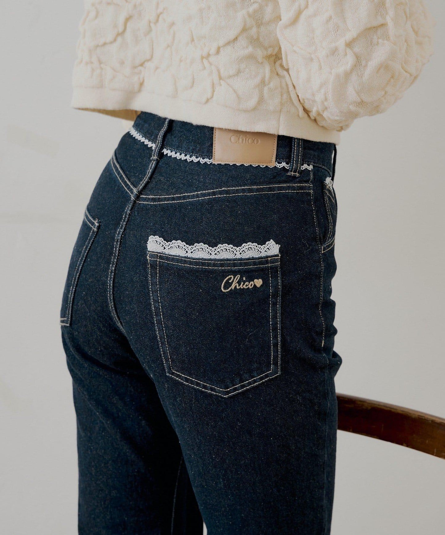 蕾絲設計喇叭牛仔褲