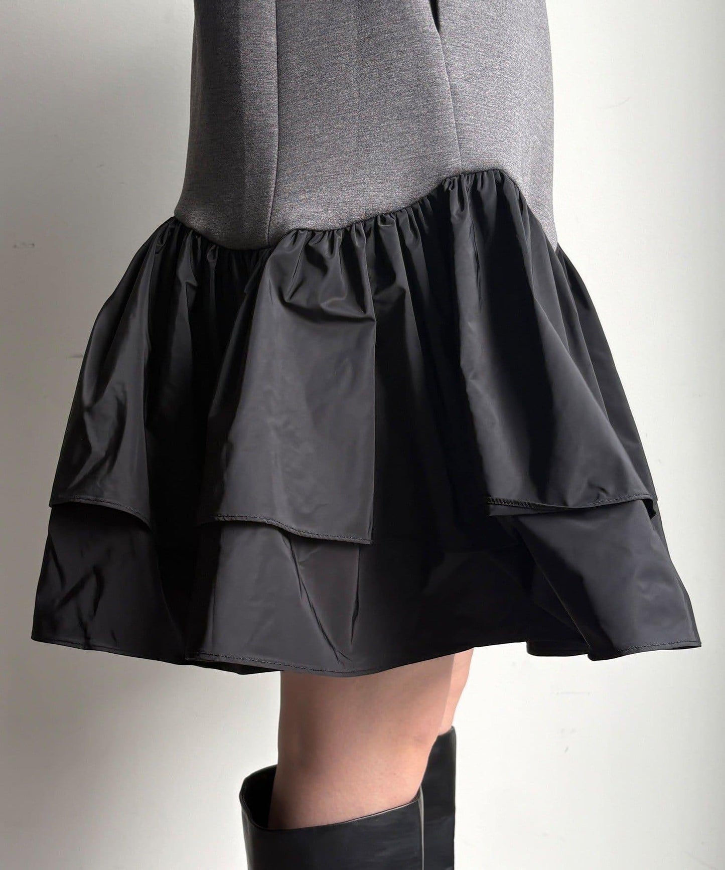 下襬荷葉邊拼接異材質迷你連衣裙