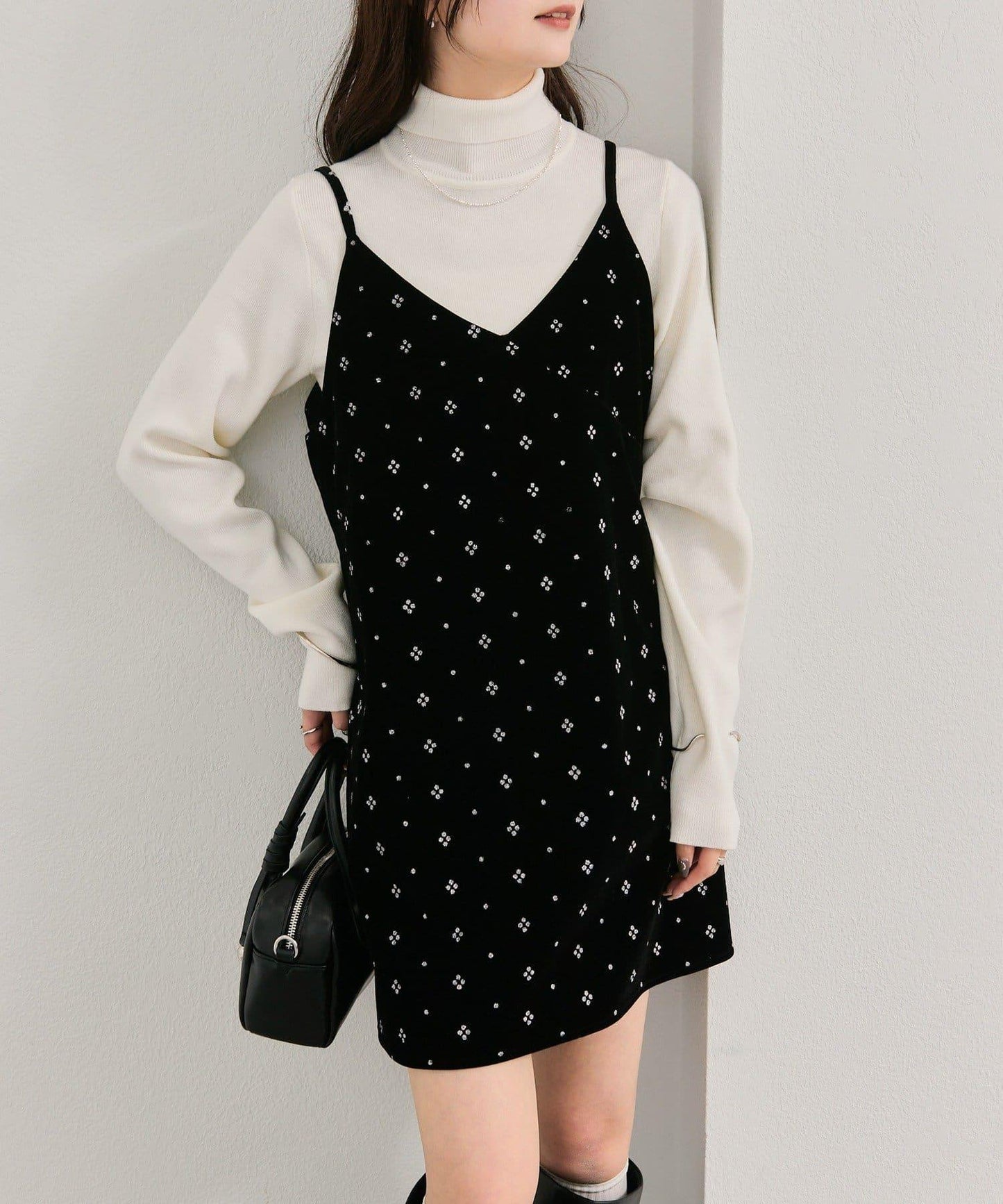 亮面天鵝絨迷你吊帶連衣裙