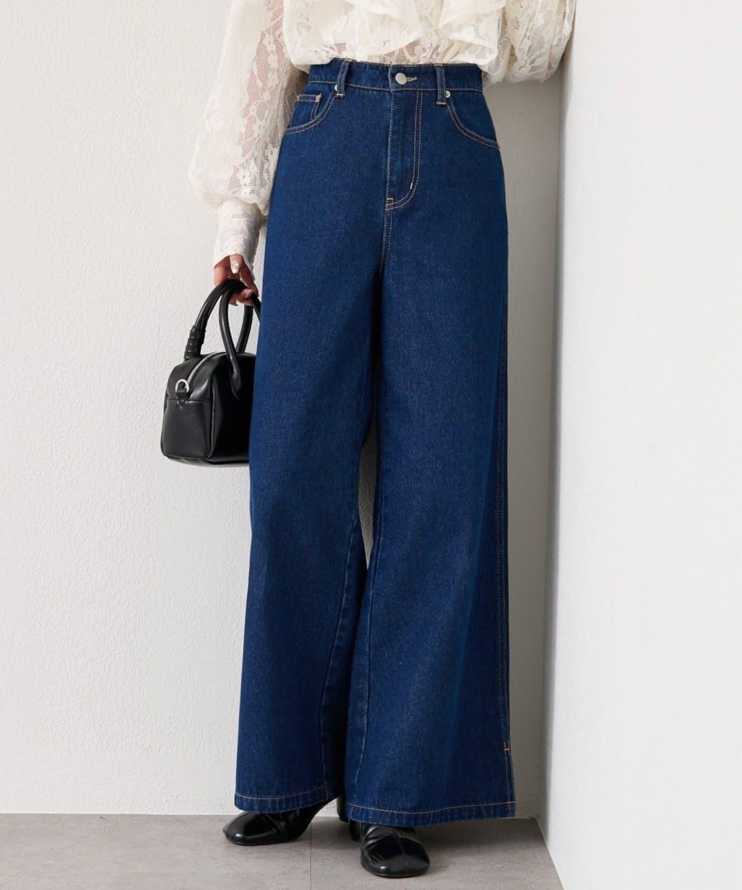 下襬開叉喇叭牛仔褲