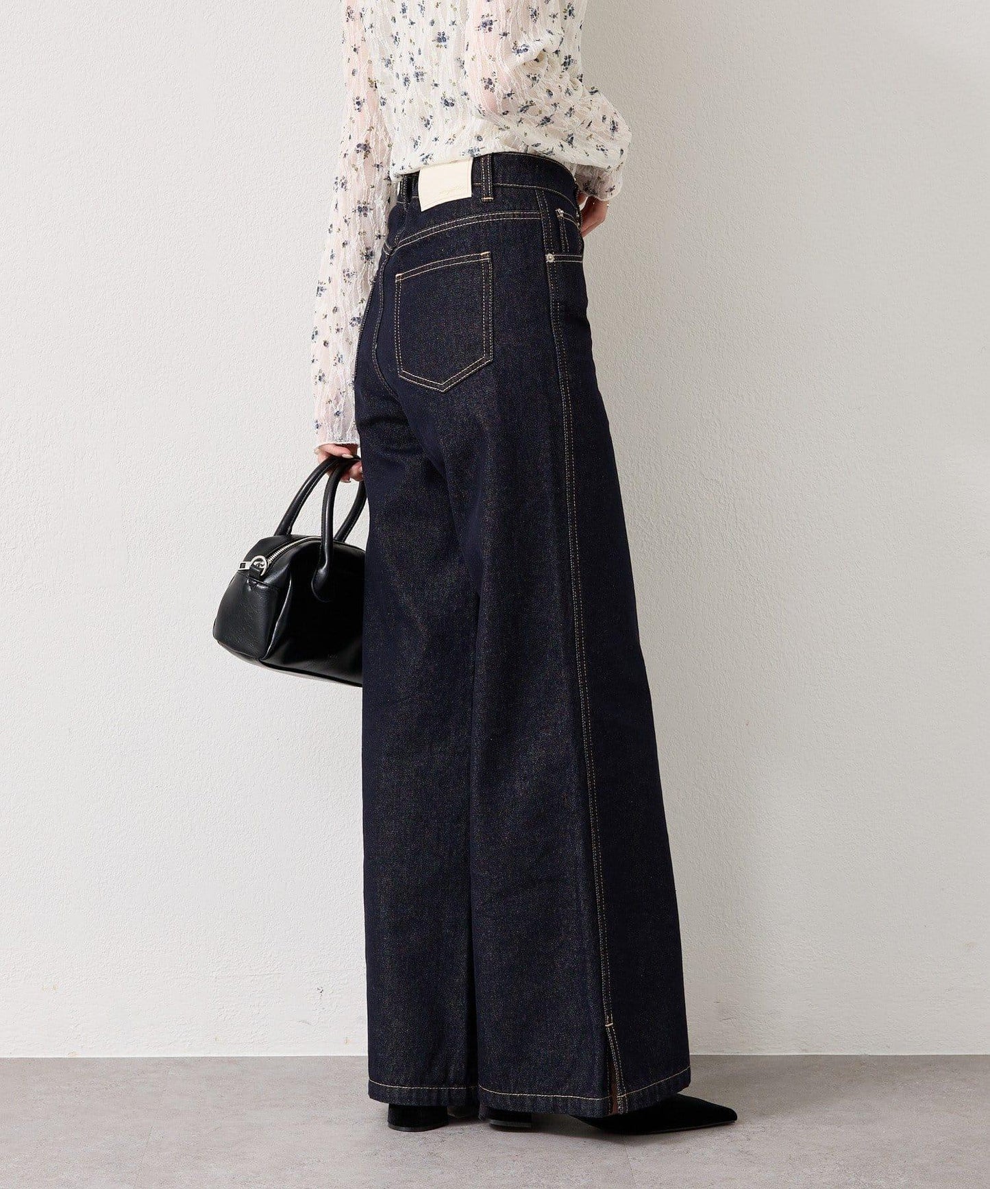 下襬開叉喇叭牛仔褲