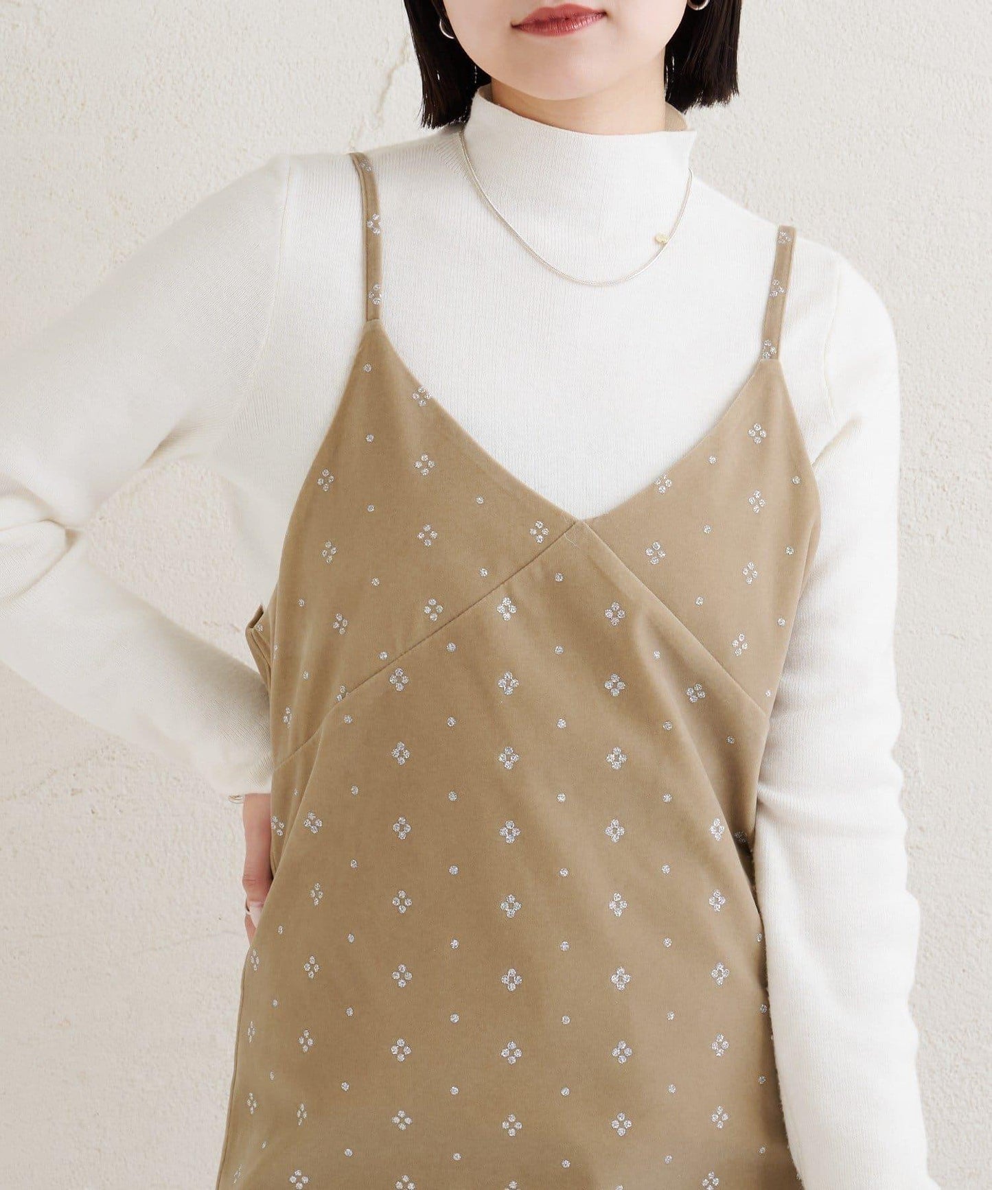 亮面天鵝絨迷你吊帶連衣裙