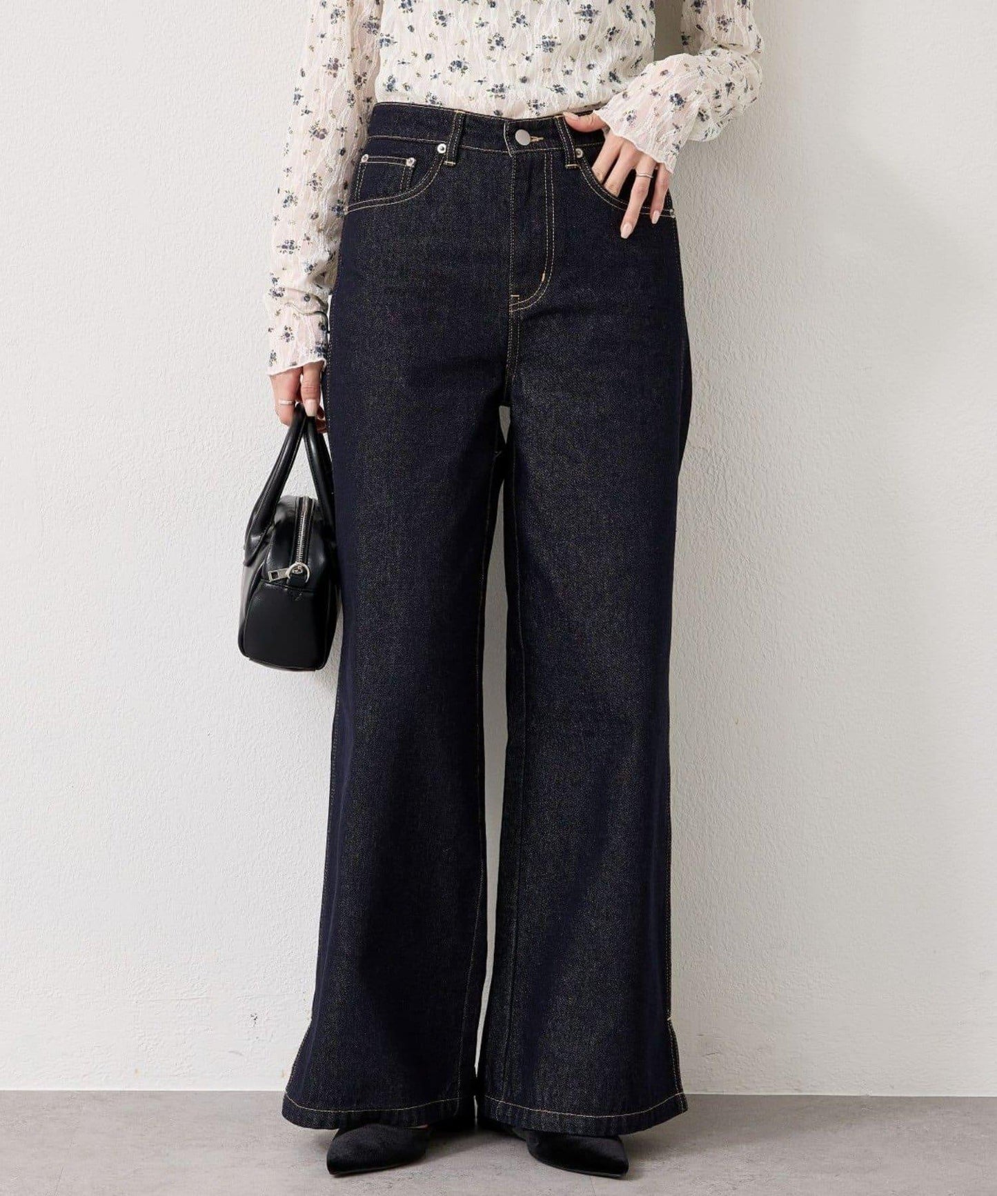 下襬開叉喇叭牛仔褲