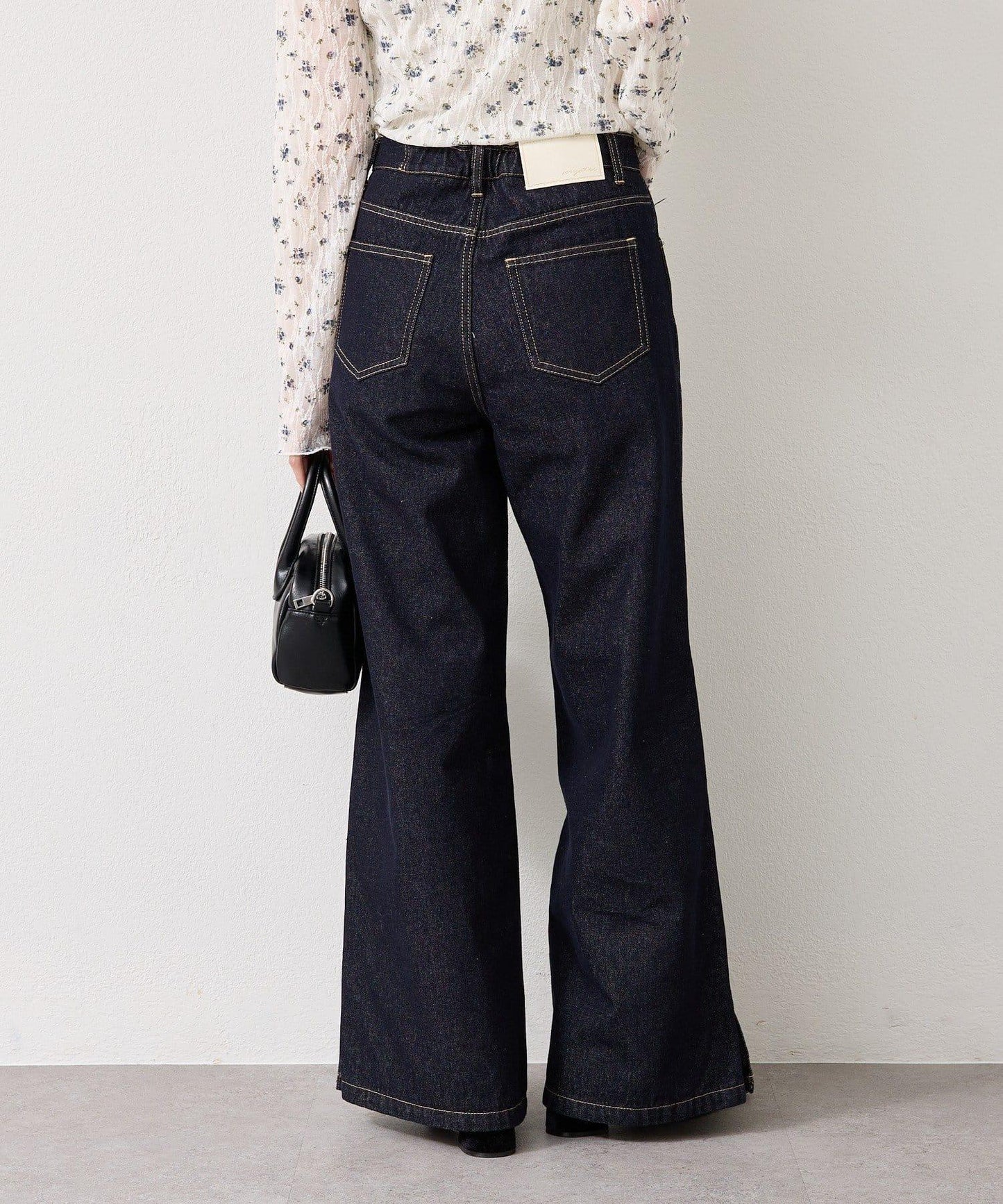 下襬開叉喇叭牛仔褲