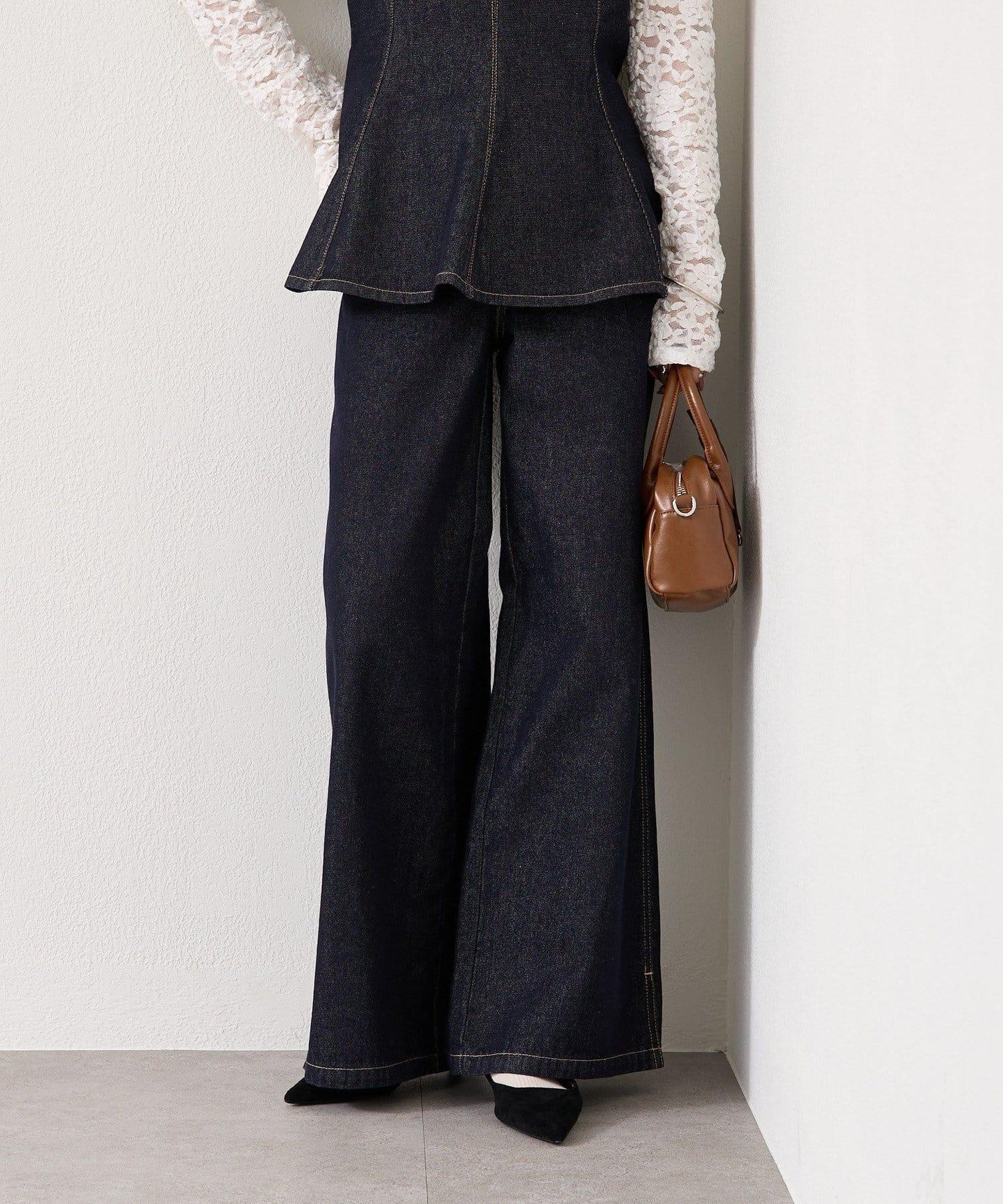 下襬開叉喇叭牛仔褲