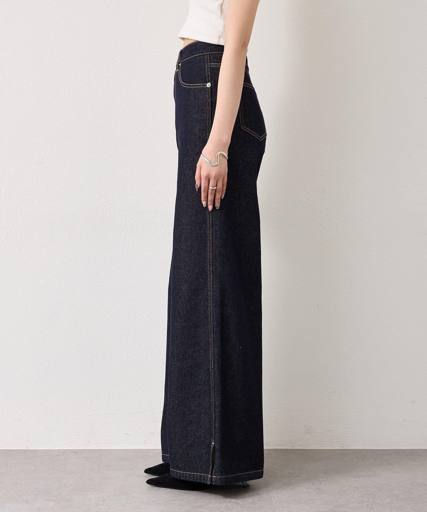 下襬開叉喇叭牛仔褲