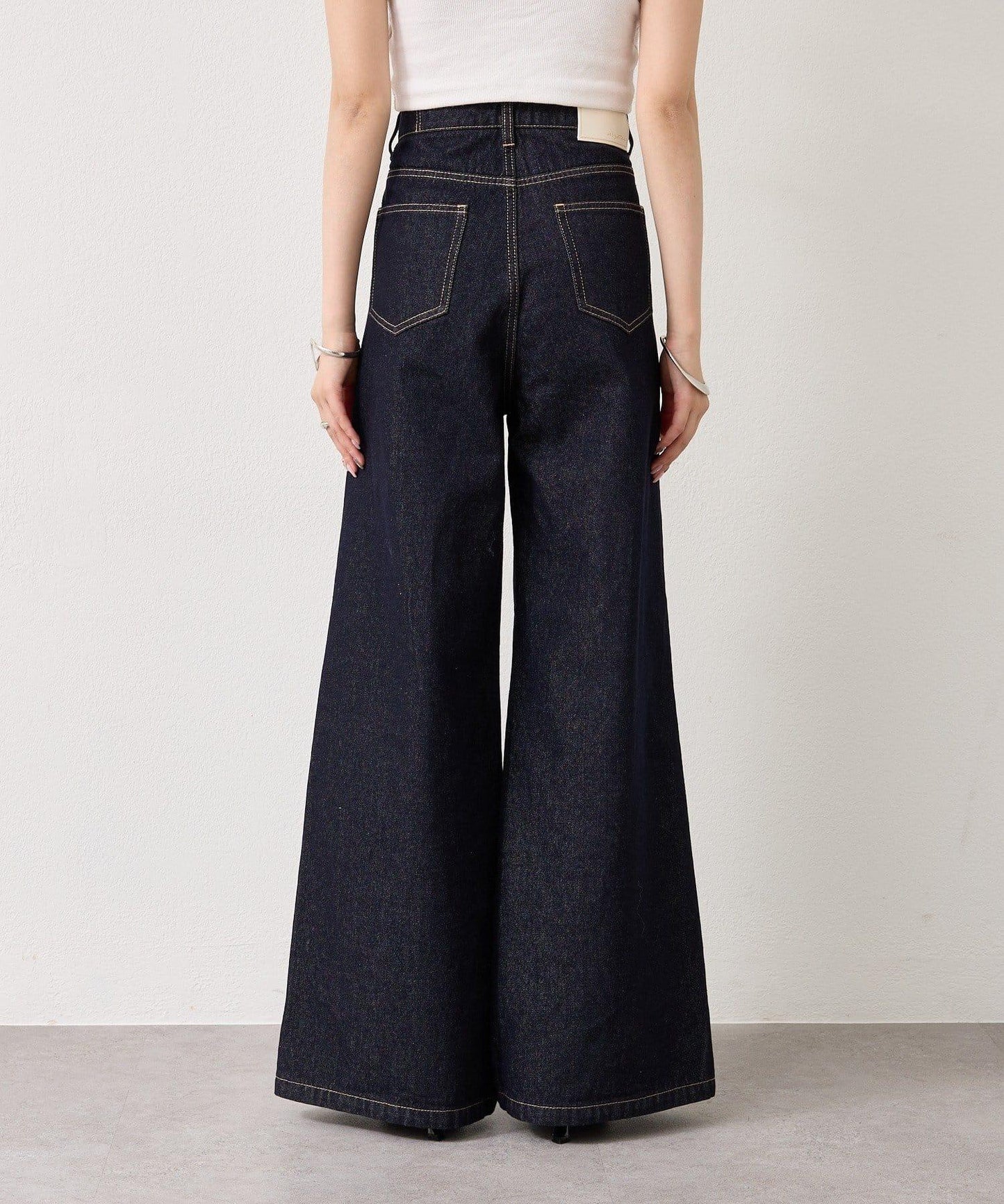 下襬開叉喇叭牛仔褲