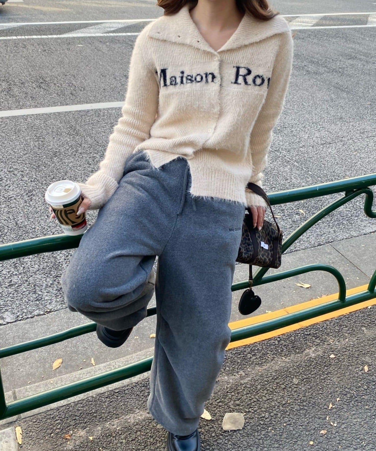 毛絨質感標誌紐扣開衫