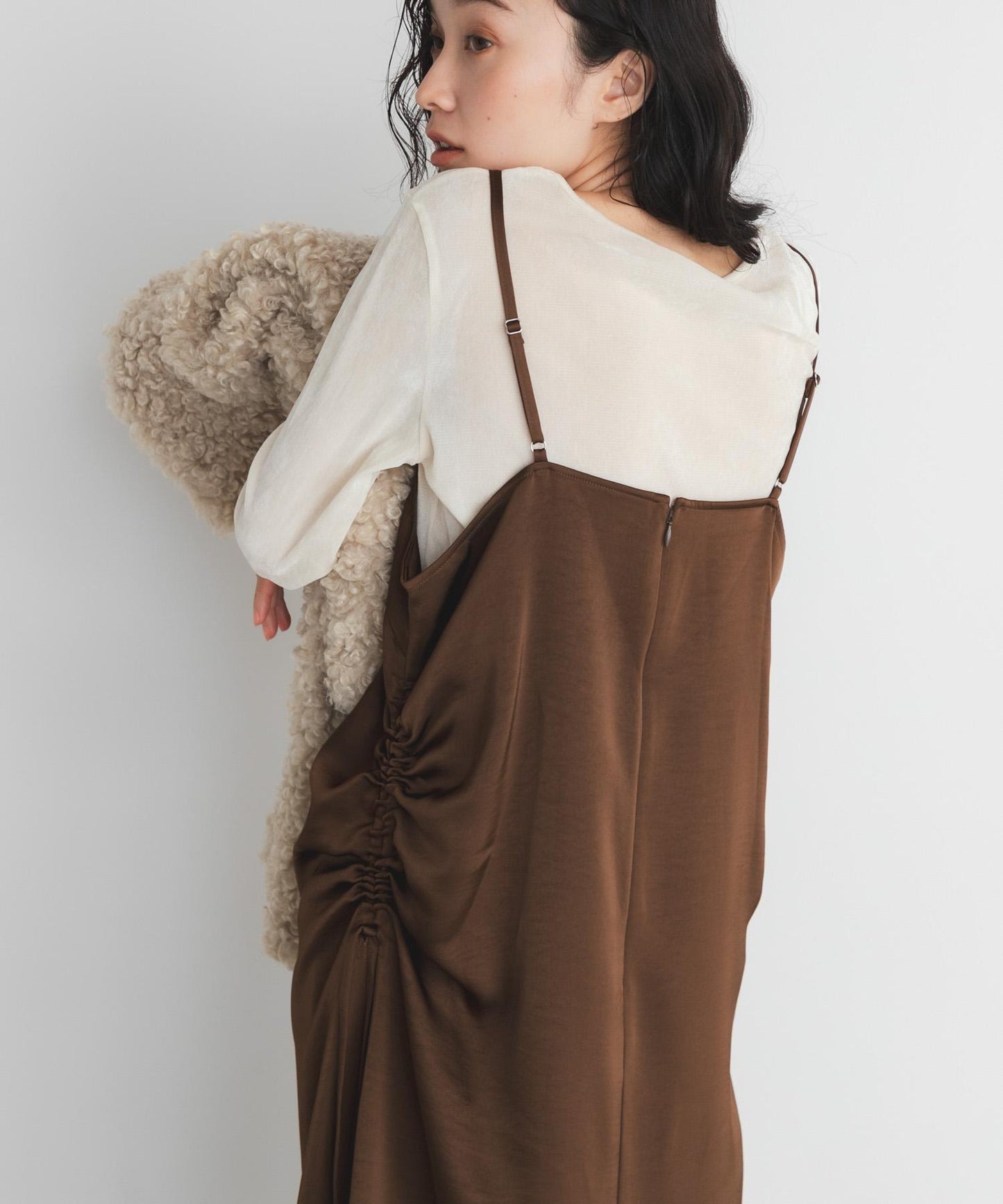 抽繩緞面吊帶連衣裙