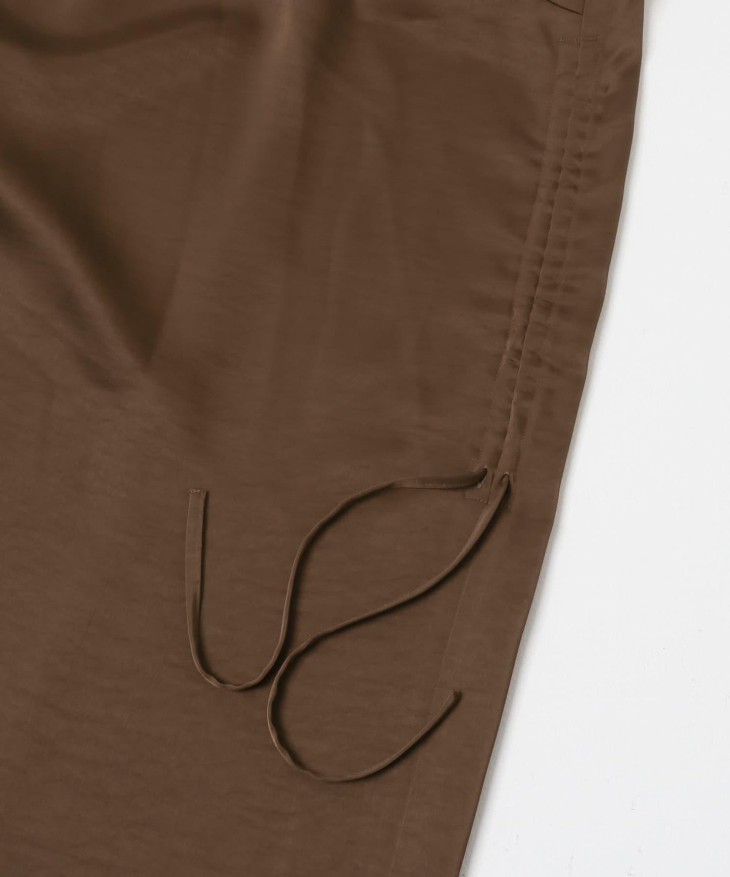 抽繩緞面吊帶連衣裙