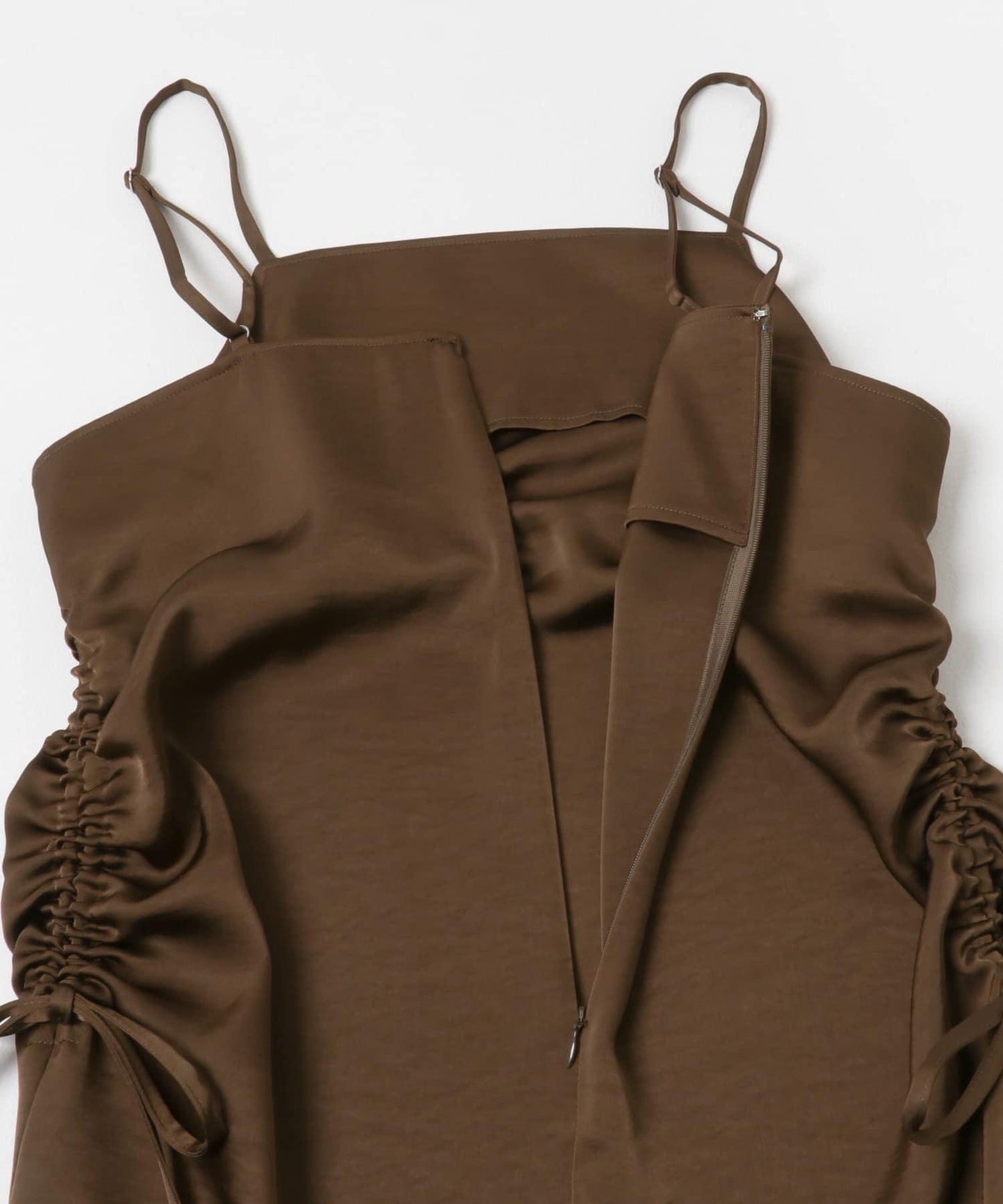 抽繩緞面吊帶連衣裙