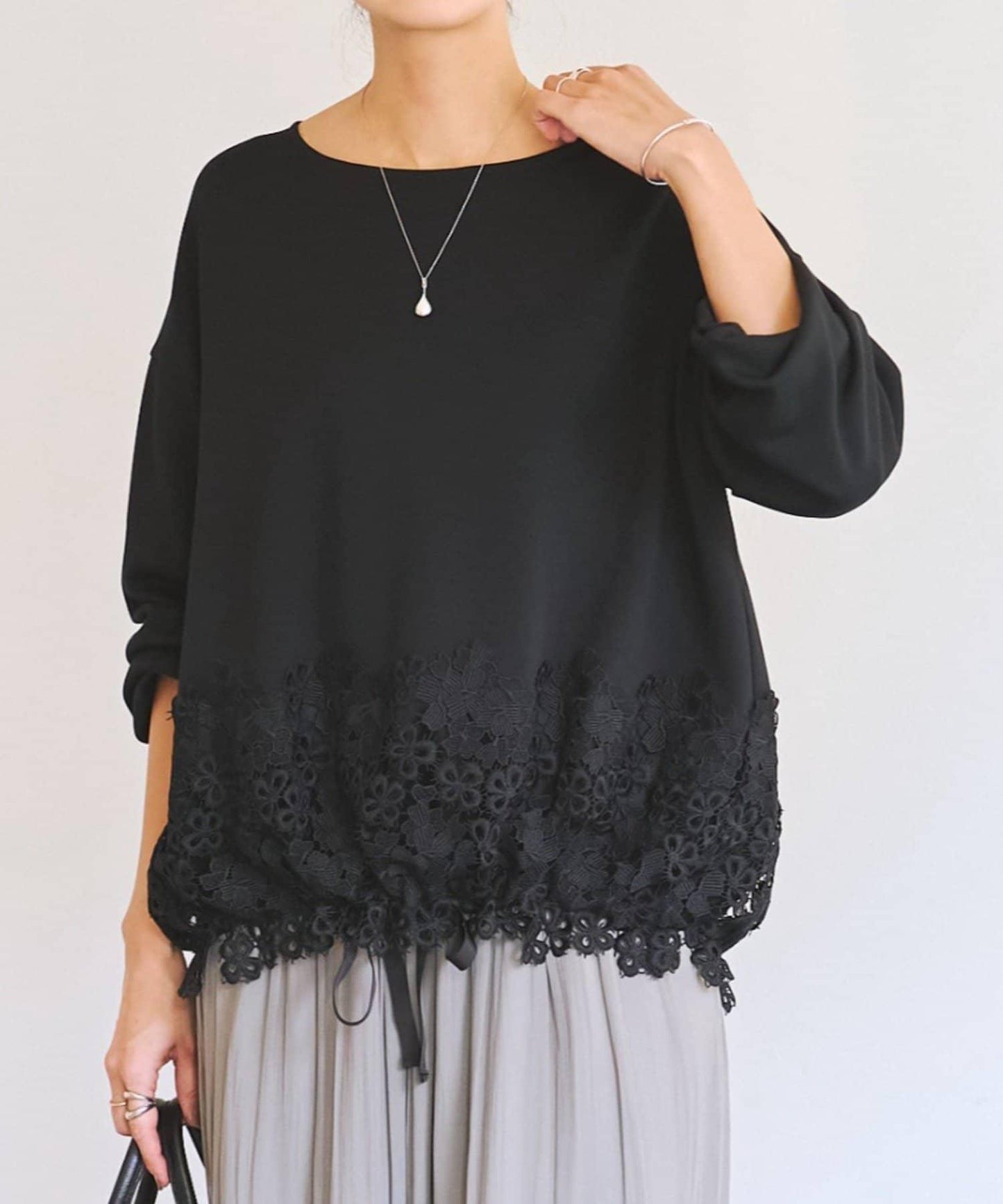 紙箱布拼接蕾絲下襬套頭衫