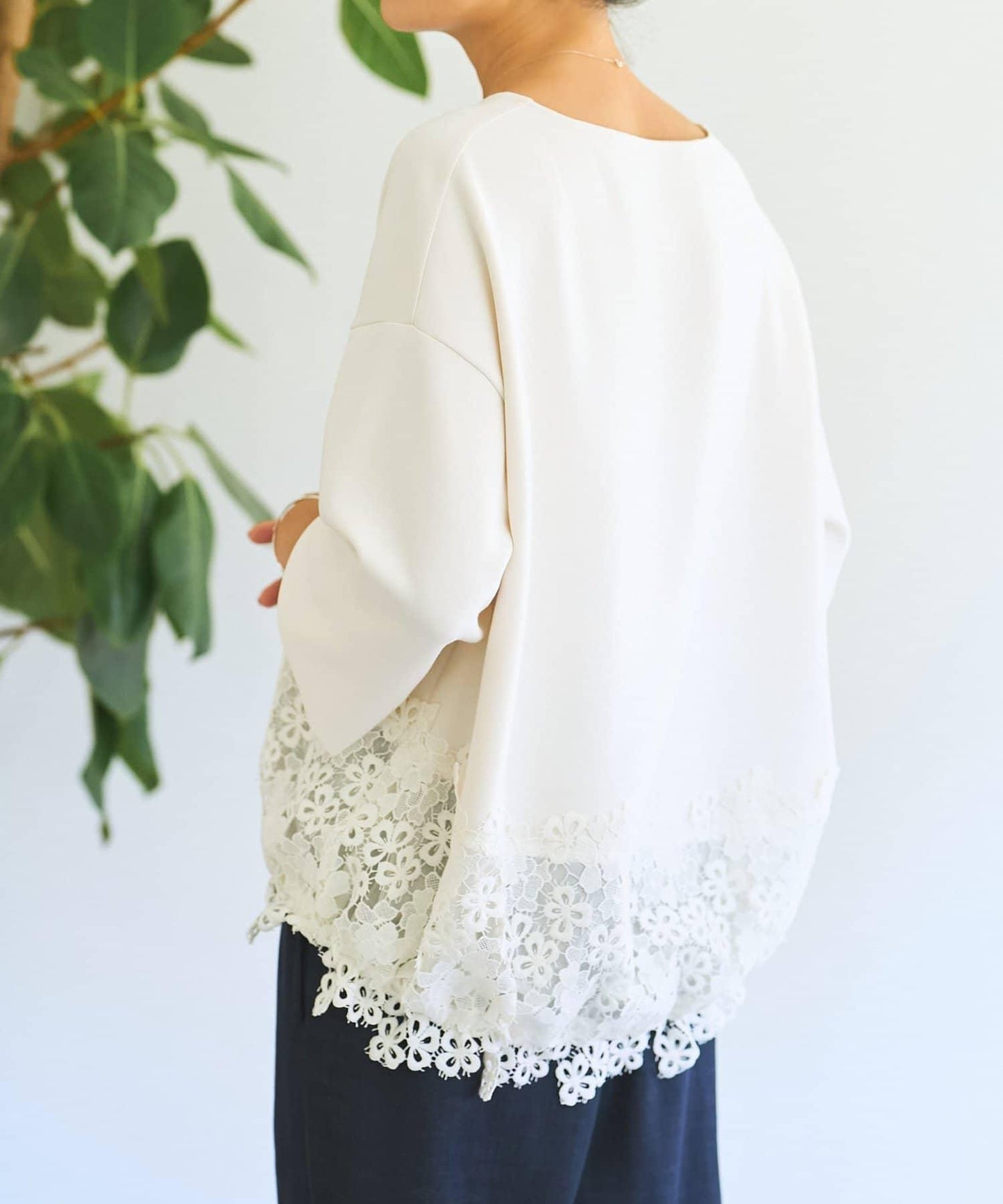 紙箱布拼接蕾絲下襬套頭衫