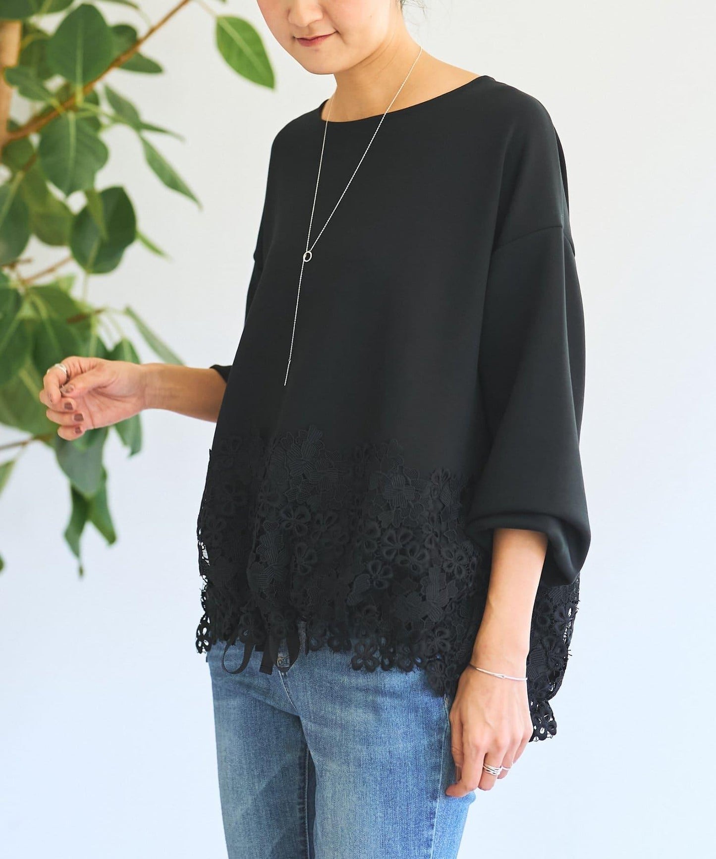 紙箱布拼接蕾絲下襬套頭衫