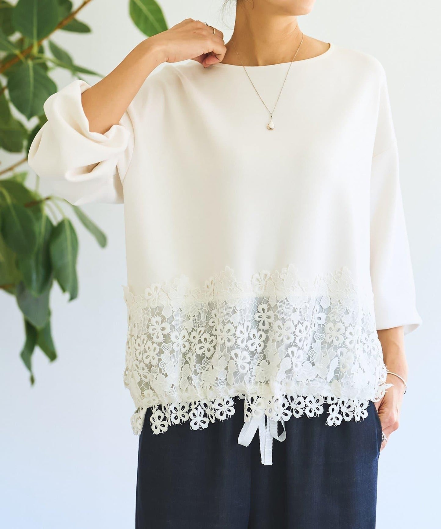 紙箱布拼接蕾絲下襬套頭衫