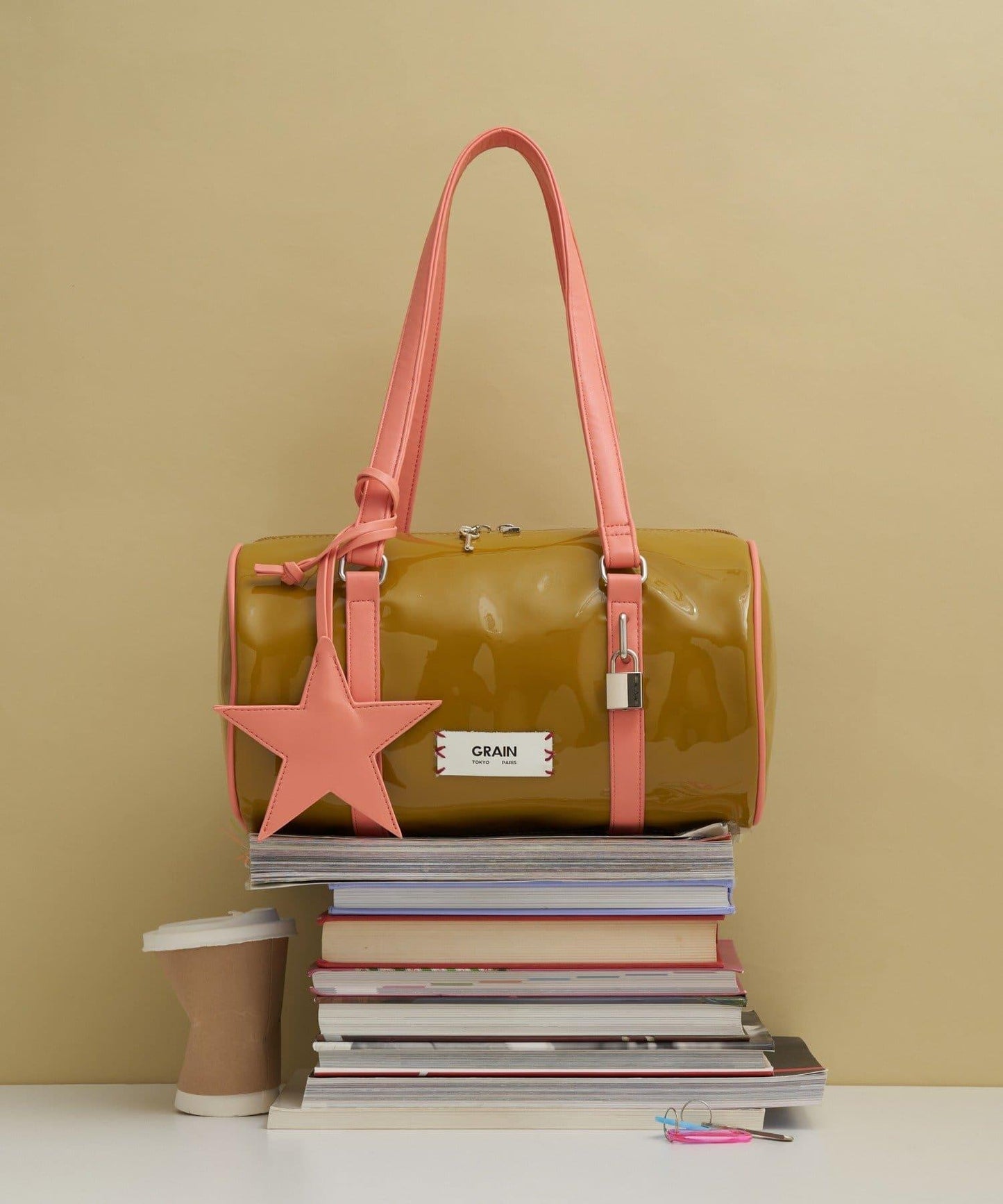 【GRAIN/グレイン】帶星形掛飾漆皮圓筒波士頓包