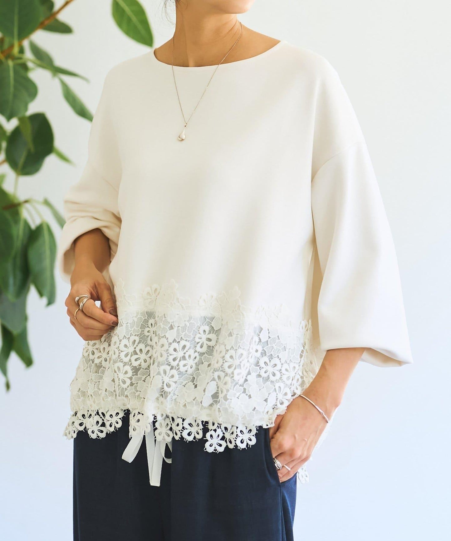 紙箱布拼接蕾絲下襬套頭衫